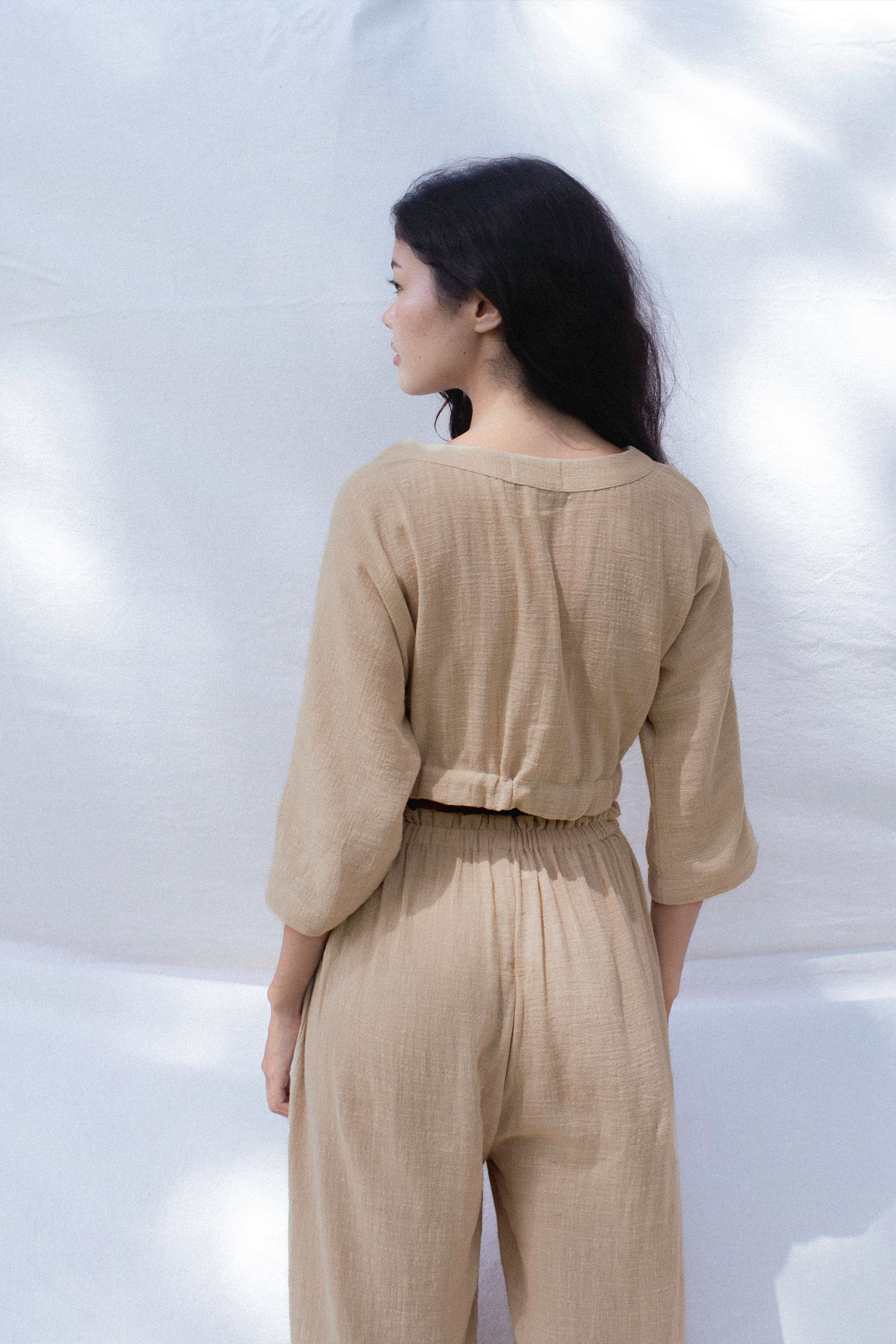 Hitomi is wearing size M/L. Bust: 80cm (31.5”), Height 169cm(5.5”) | Size M/L