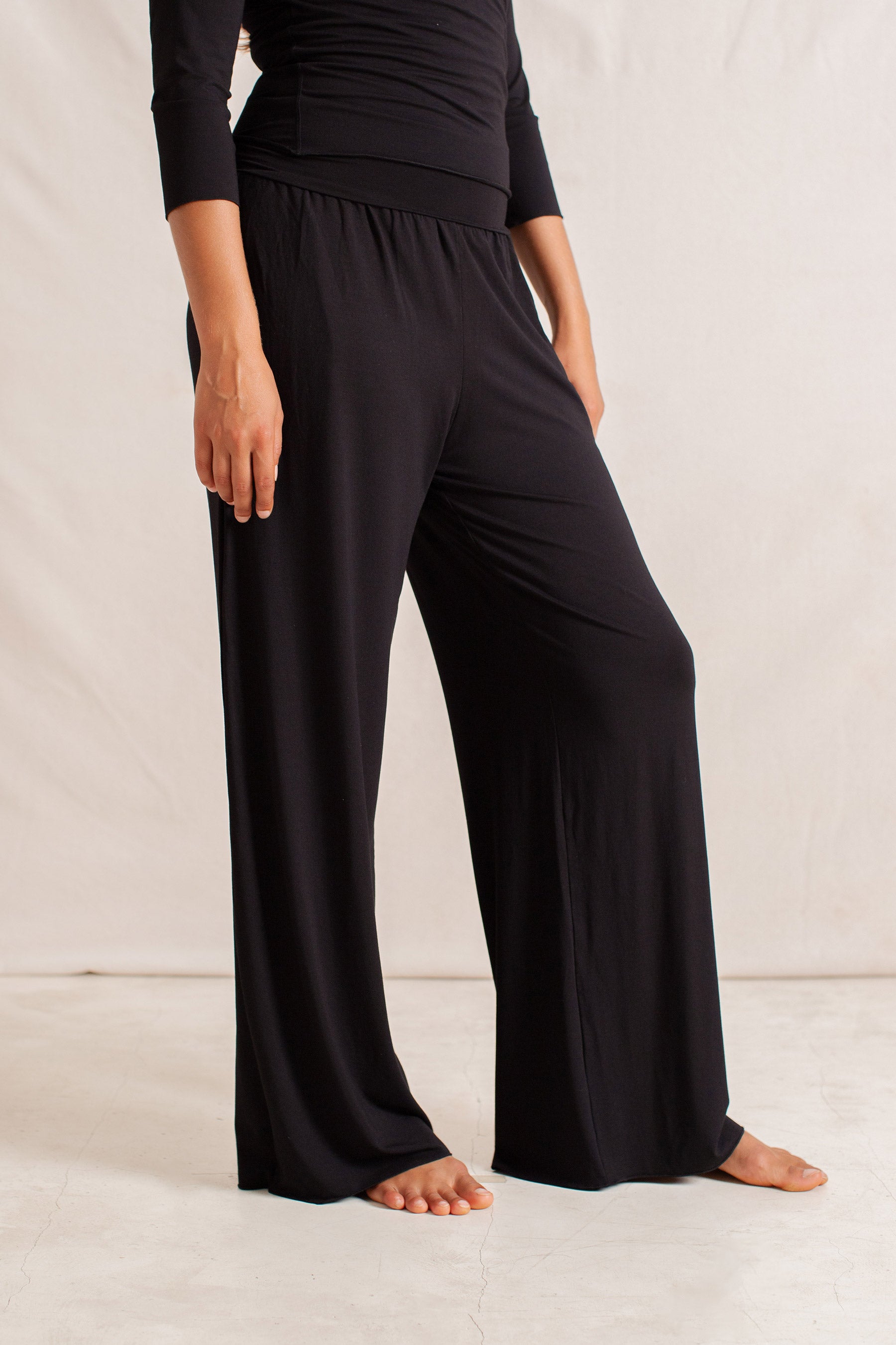 Haley is wearing size XS/S. Bust 87cm (34.25”), Waist 63cm (24.8”), Hips 92cm (36.22”), Height 172cm (5.6”) | Size XS/S