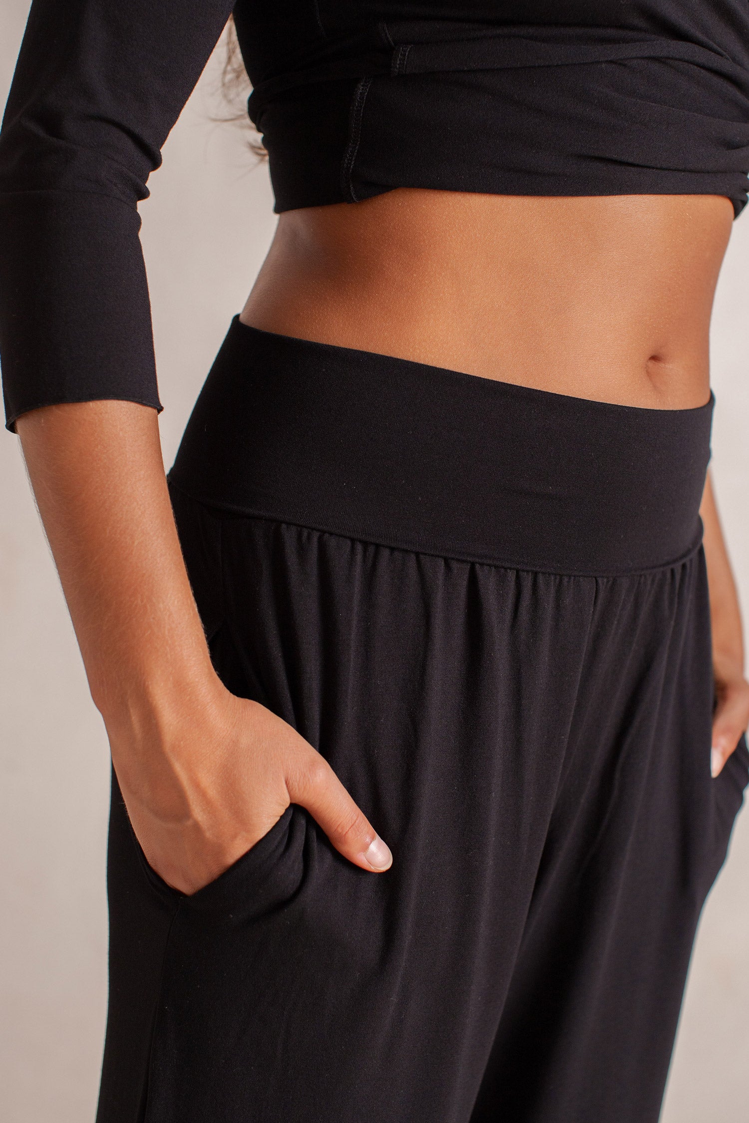 Haley is wearing size XS/S. Bust 87cm (34.25”), Waist 63cm (24.8”), Hips 92cm (36.22”), Height 172cm (5.6”) | Size XS/S