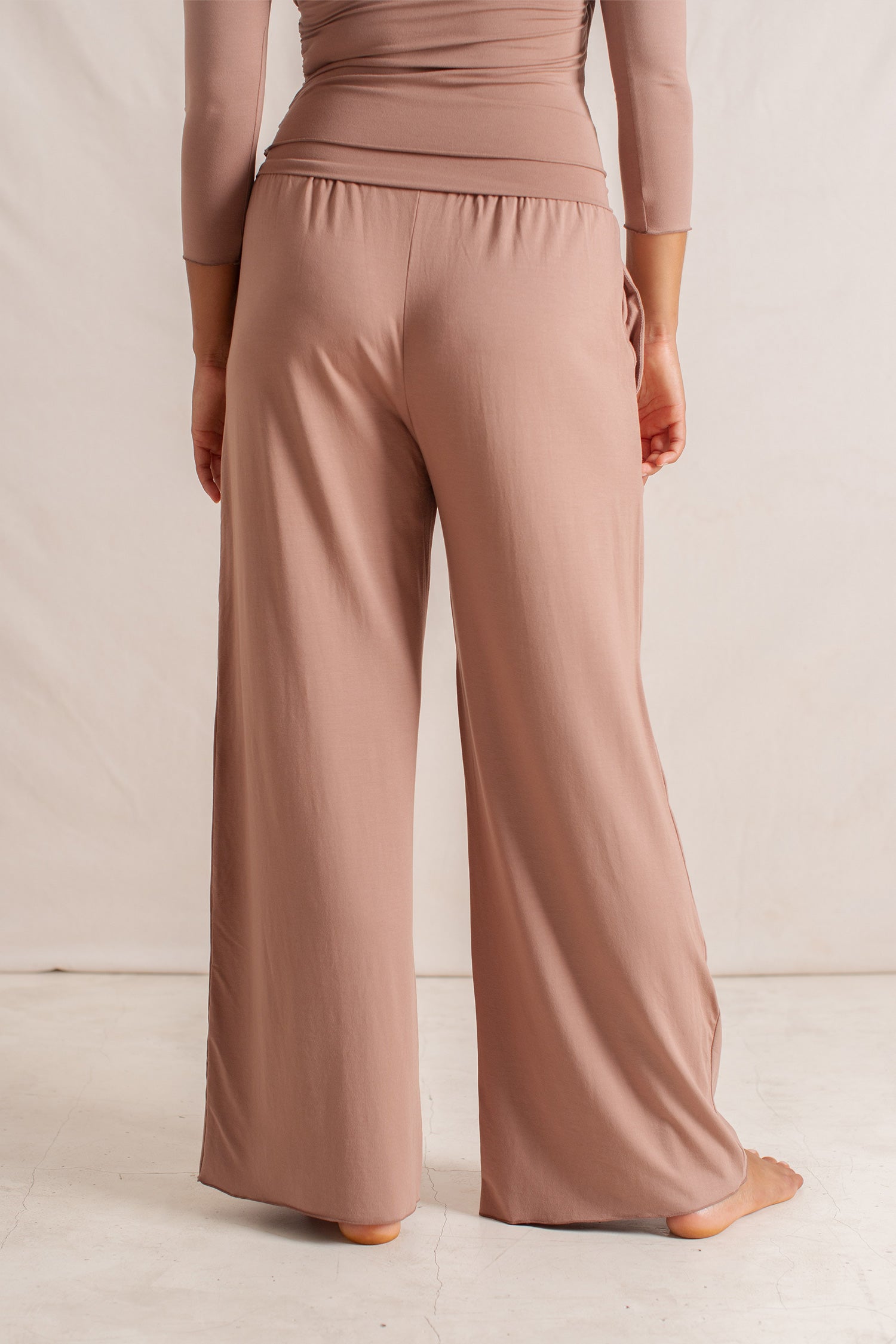 Haley is wearing size XS/S. Bust 87cm (34.25”), Waist 63cm (24.8”), Hips 92cm (36.22”), Height 172cm (5.6”) | Size XS/S