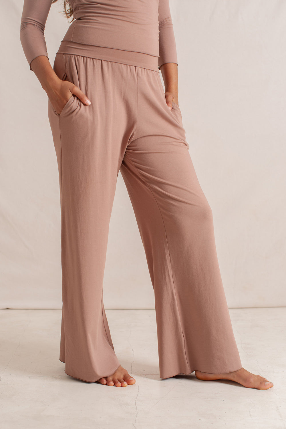 Haley is wearing size XS/S. Bust 87cm (34.25”), Waist 63cm (24.8”), Hips 92cm (36.22”), Height 172cm (5.6”) | Size XS/S