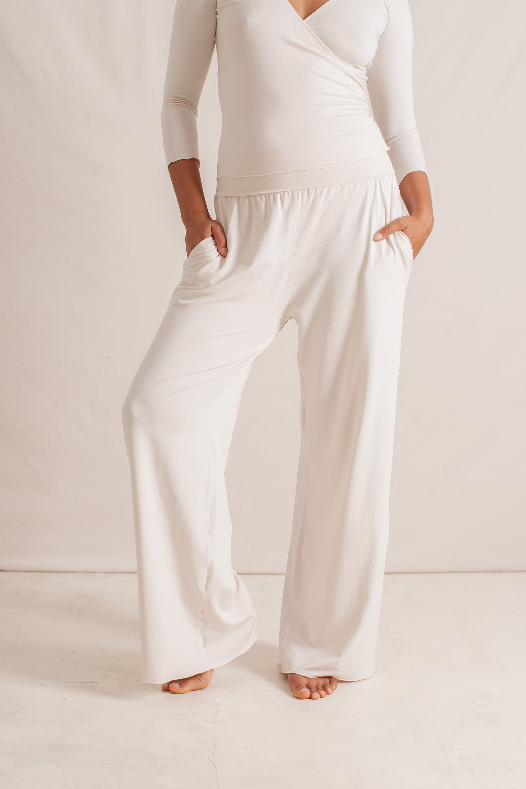 Haley is wearing size XS/S. Bust 87cm (34.25”), Waist 63cm (24.8”), Hips 92cm (36.22”), Height 172cm (5.6”) | Size XS/S