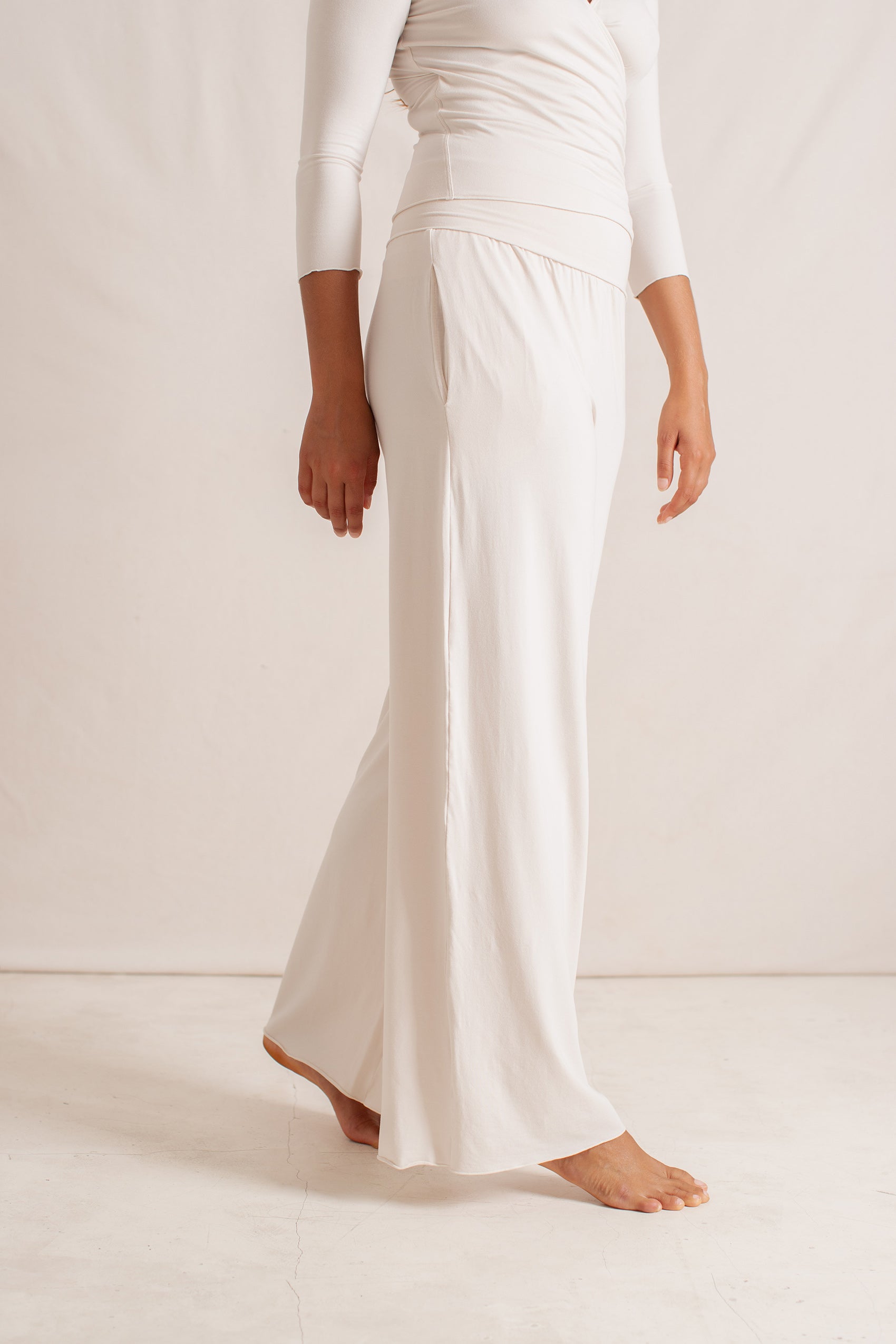 Haley is wearing size XS/S. Bust 87cm (34.25”), Waist 63cm (24.8”), Hips 92cm (36.22”), Height 172cm (5.6”) | Size XS/S