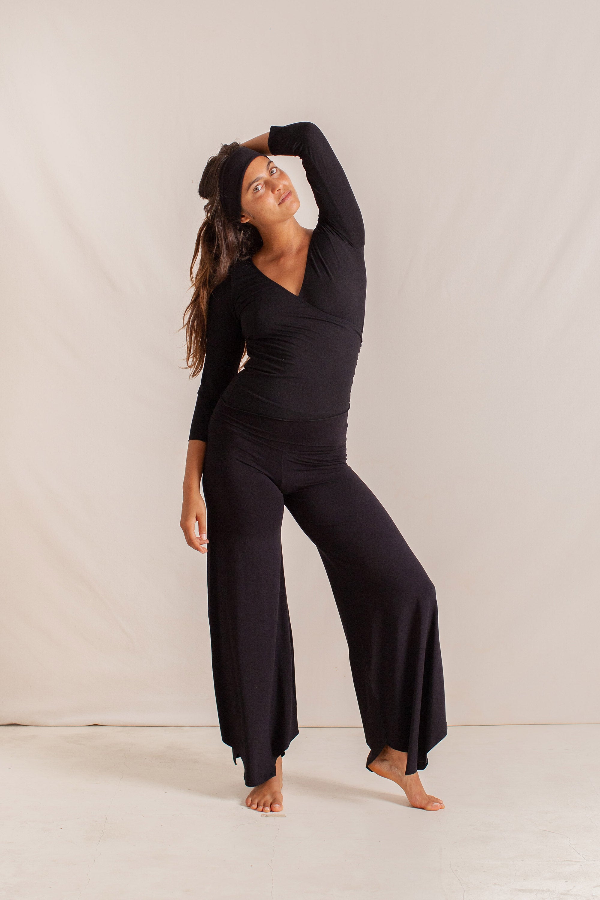 Haley is wearing size XS/S. Bust 87cm (34.25”), Waist 63cm (24.8”), Hips 92cm (36.22”), Height 172cm (5.6”) | Size XS/S