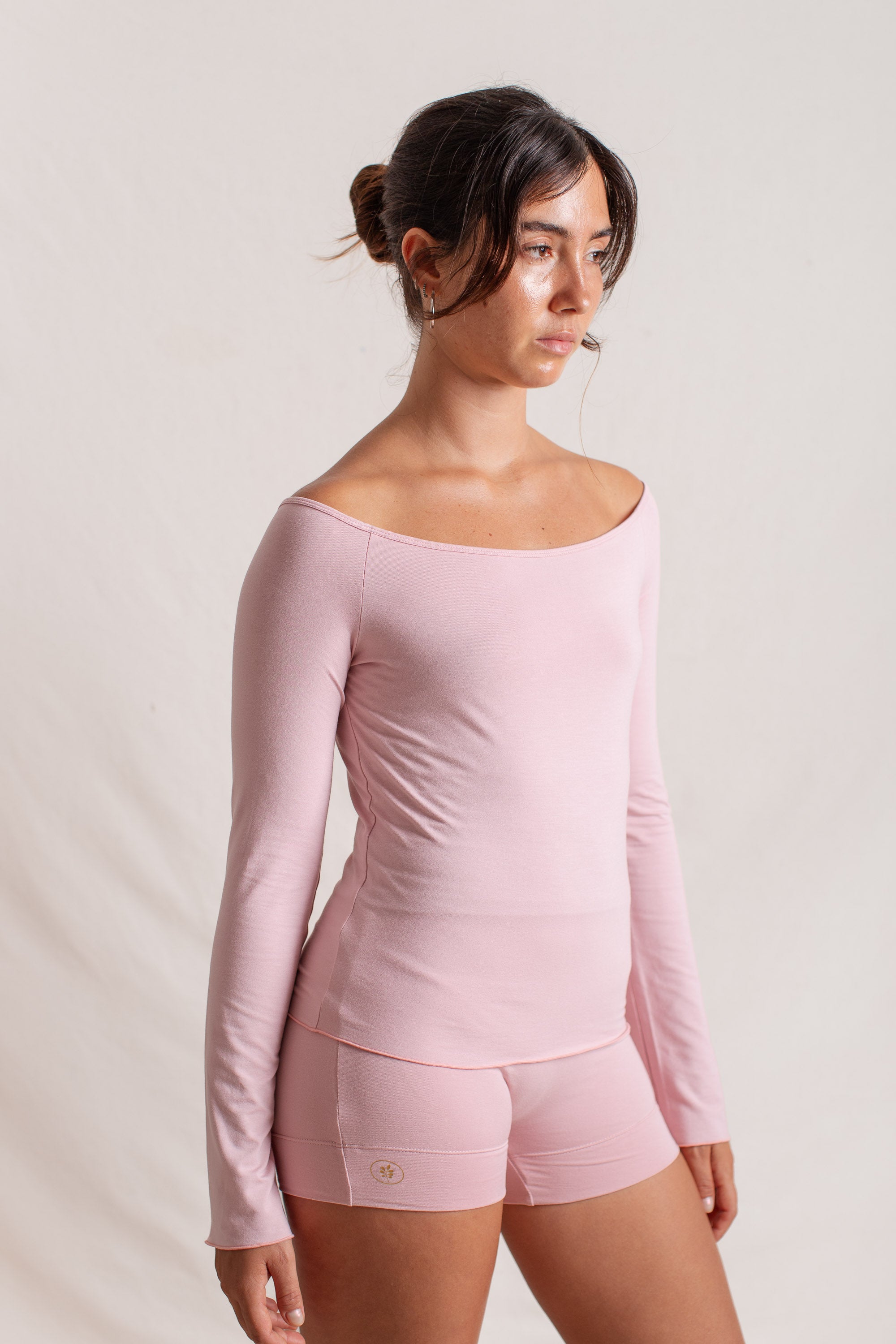 Alessia is wearing size XS/S, Bust 79cm (31.1”), Waist 65cm (25.6”), Hips 96cm (37.4”), Height 166cm (5.5”) | Size XS/S