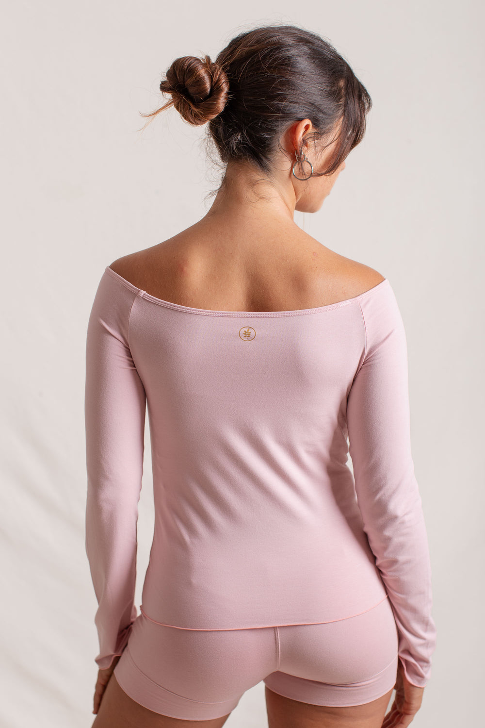 Alessia is wearing size XS/S, Bust 79cm (31.1”), Waist 65cm (25.6”), Hips 96cm (37.4”), Height 166cm (5.5”) | Size XS/S