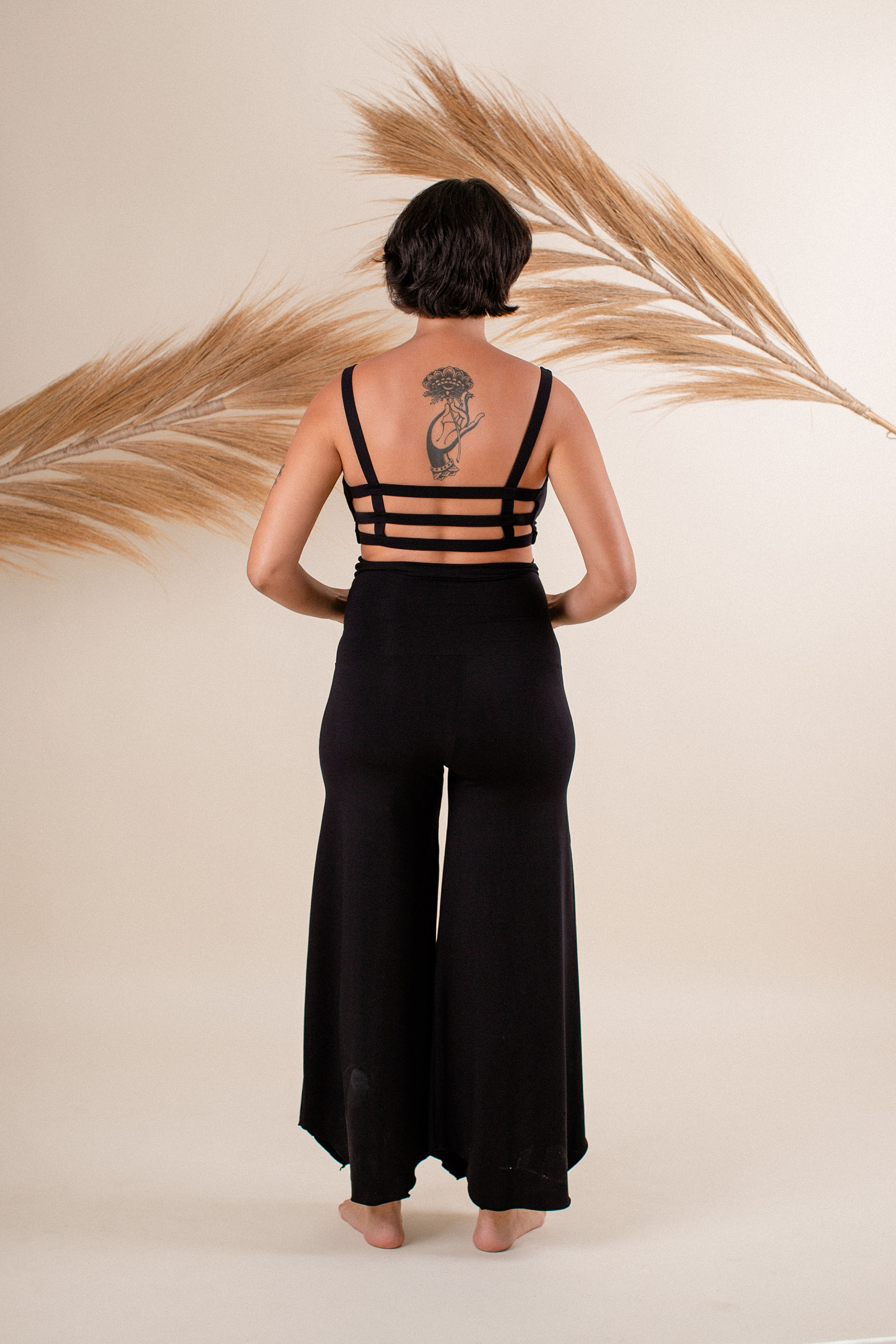 Kelly wears size M. She is 168cm (5.5) tall. | Size M