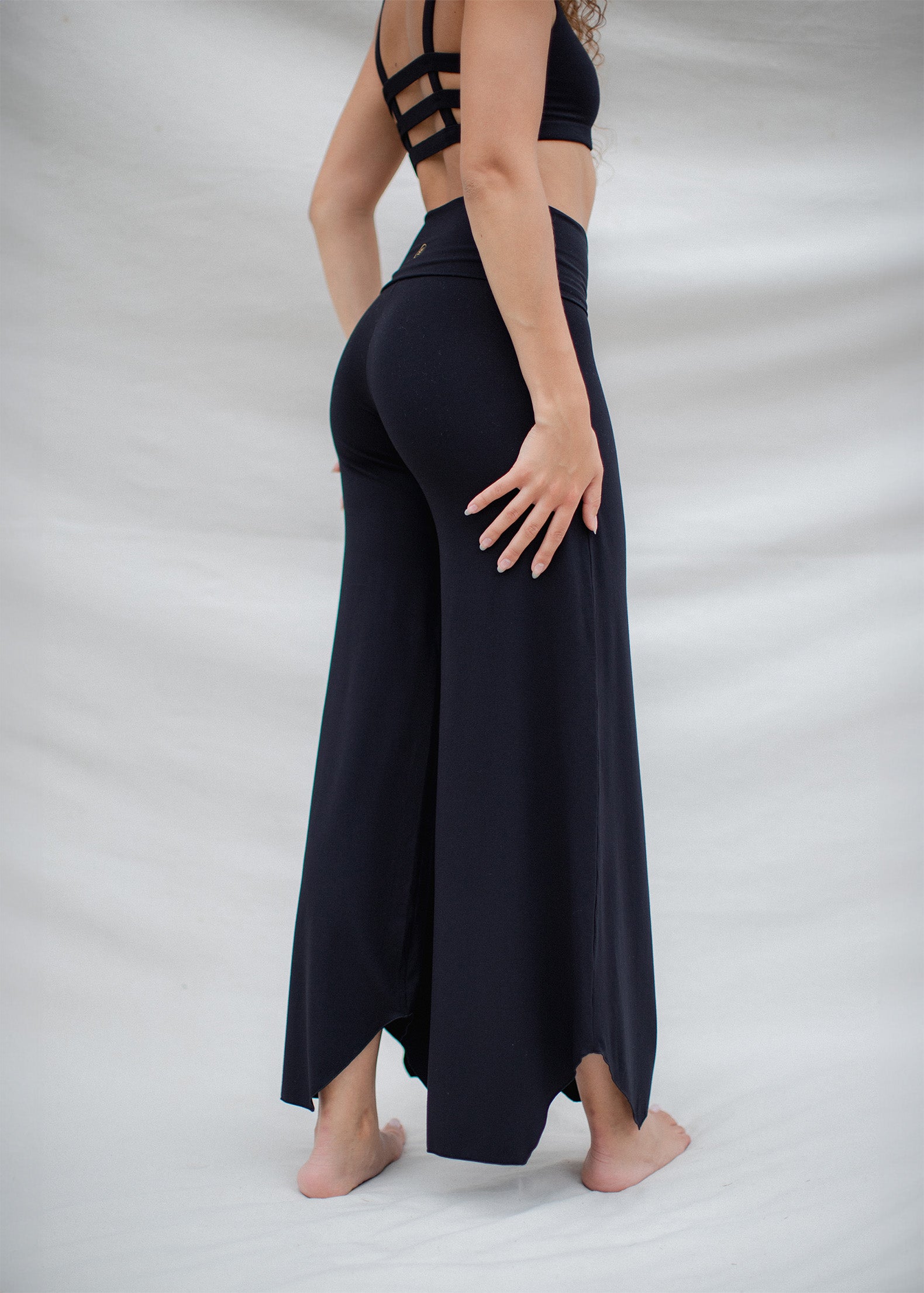 Cesira is wearing size M, Bust 83cm (32.7”), Waist 70cm (27.5”), Hips 96cm (37.8”), Height 174cm (5.7”) | Size M