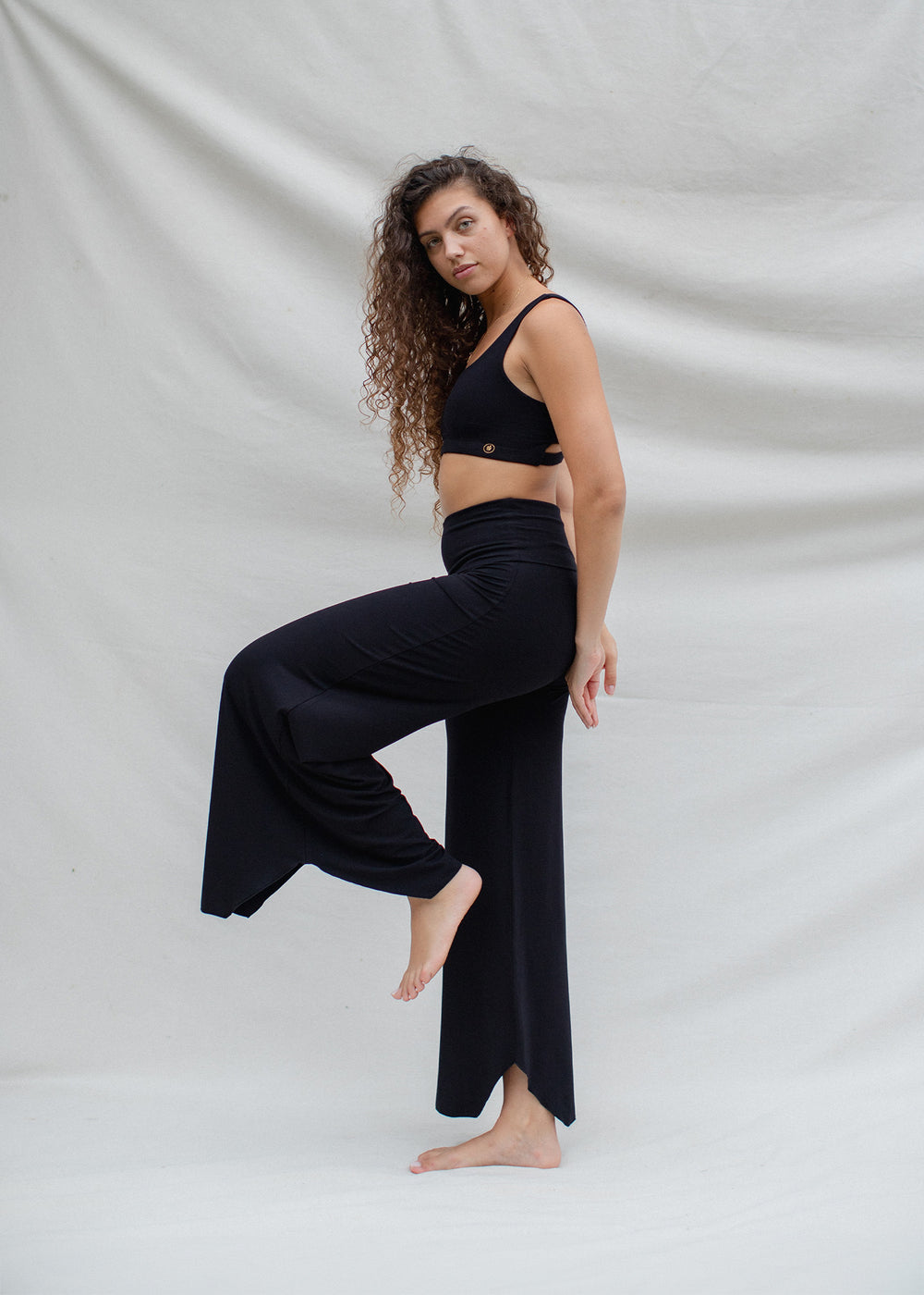 Cesira is wearing size M, Bust 83cm (32.7”), Waist 70cm (27.5”), Hips 96cm (37.8”), Height 174cm (5.7”) | Size M