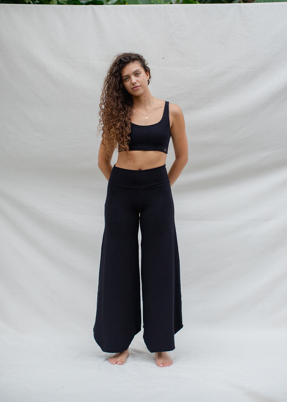 Cesira is wearing size M, Bust 83cm (32.7”), Waist 70cm (27.5”), Hips 96cm (37.8”), Height 174cm (5.7”) | Size M