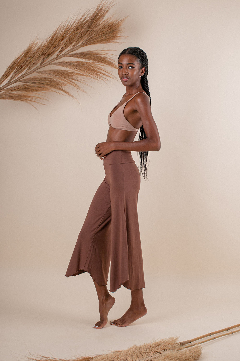 Ashanti is wearing size XS. Hips 68cm(26.7”), Height 177cm(5.8”) | Size XS