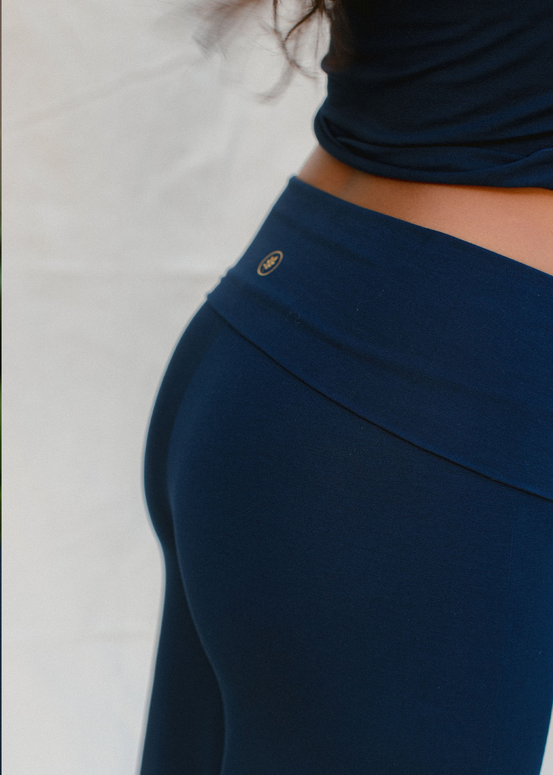 Kristin is wearing size M. Height 177cm (5.8”), Bust 87cm (34.2”), Waist 74cm (29”), Hips 94cm (37”)  | Size M