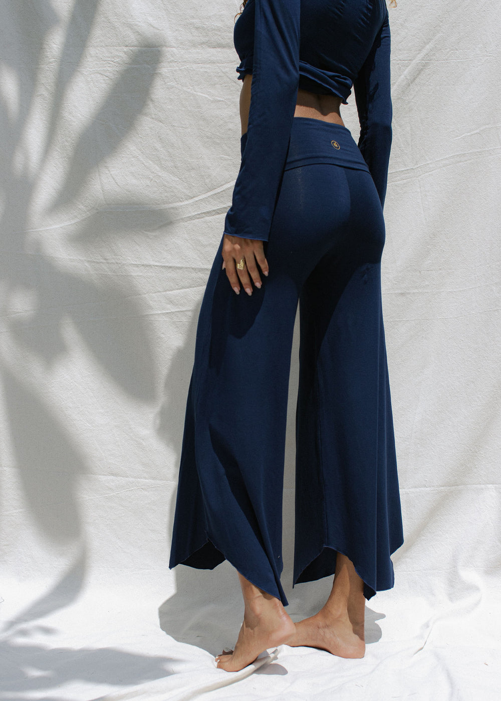 Nissia is wearing size XXS. Height 172cm (5.6”), Bust 85cm (33.4”), Waist 61cm (24”), Hips 89cm (35”) | Size XXS