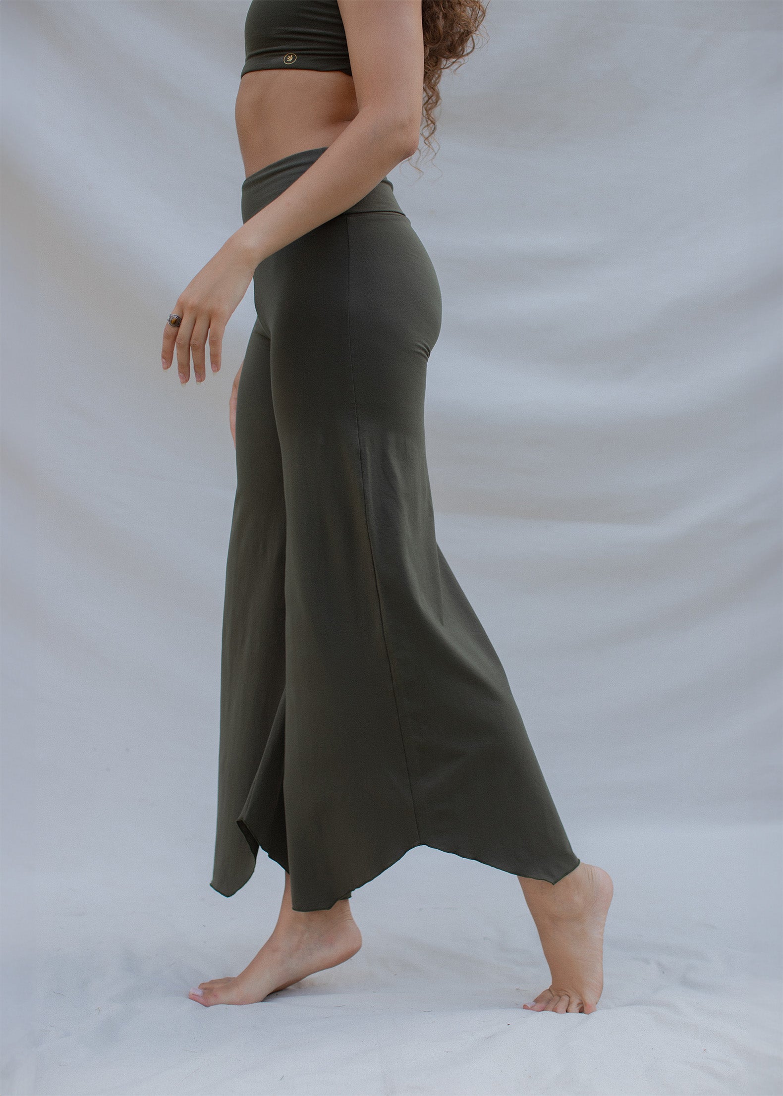 Cesira is wearing size M, Bust 83cm (32.7”), Waist 70cm (27.5”), Hips 96cm (37.8”), Height 174cm (5.7”) | Size M