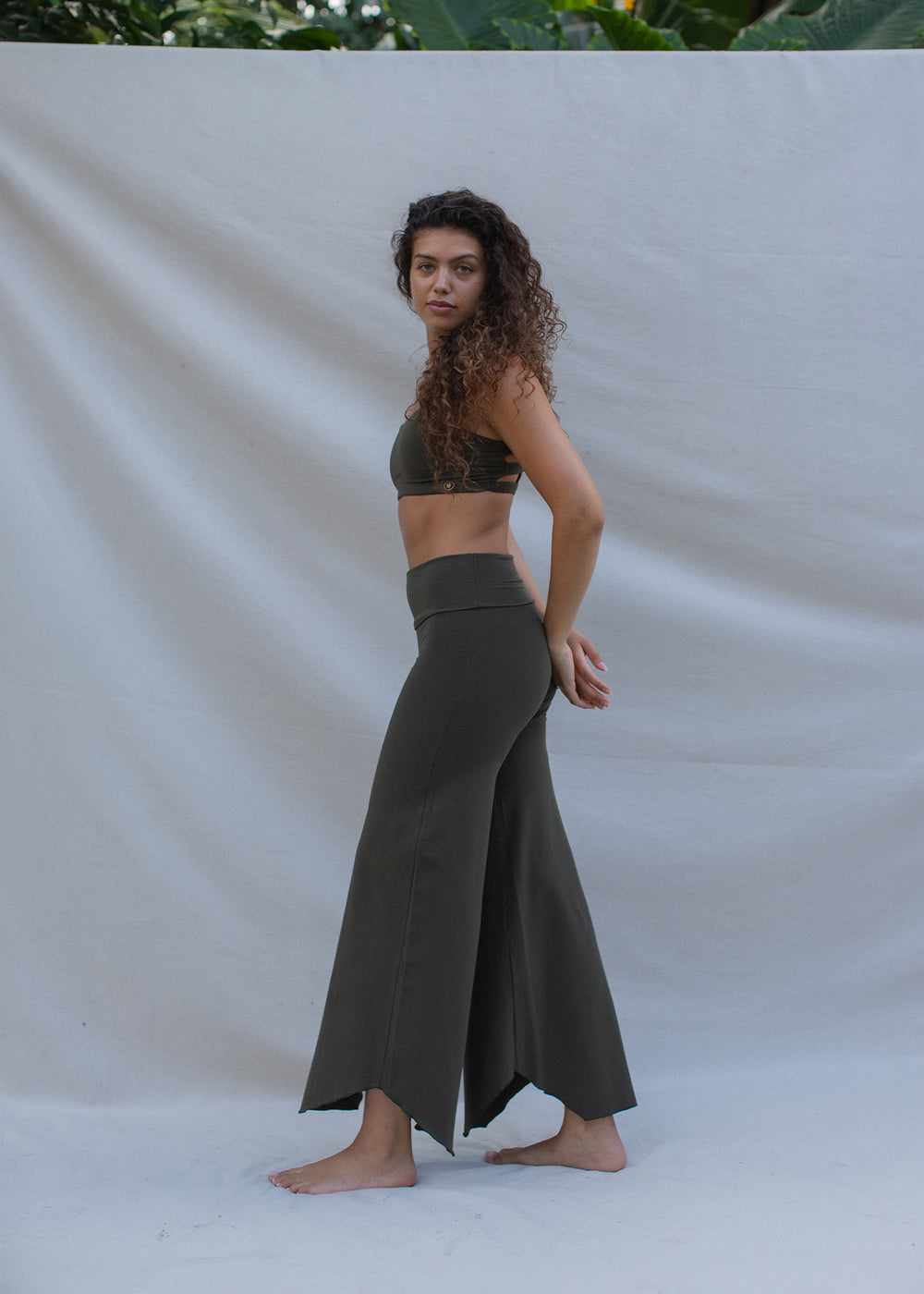 Cesira is wearing size M, Bust 83cm (32.7”), Waist 70cm (27.5”), Hips 96cm (37.8”), Height 174cm (5.7”) | Size M