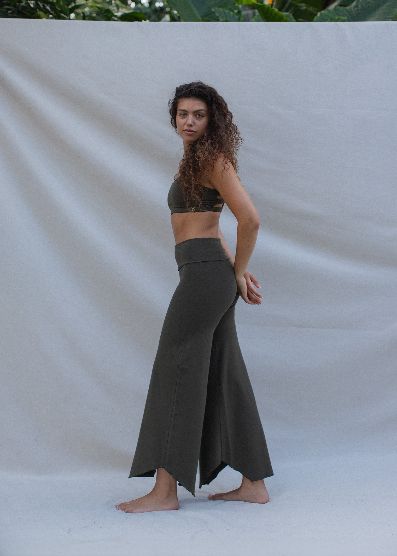 Cesira is wearing size M, Bust 83cm (32.7”), Waist 70cm (27.5”), Hips 96cm (37.8”), Height 174cm (5.7”) | Size M