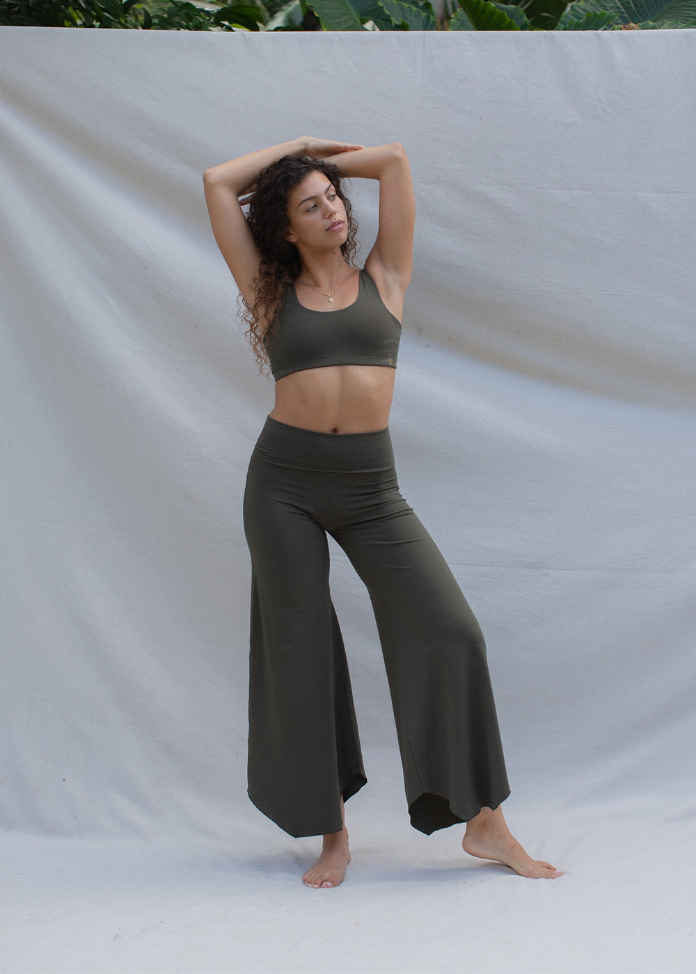 Cesira is wearing size M, Bust 83cm (32.7”), Waist 70cm (27.5”), Hips 96cm (37.8”), Height 174cm (5.7”) | Size M