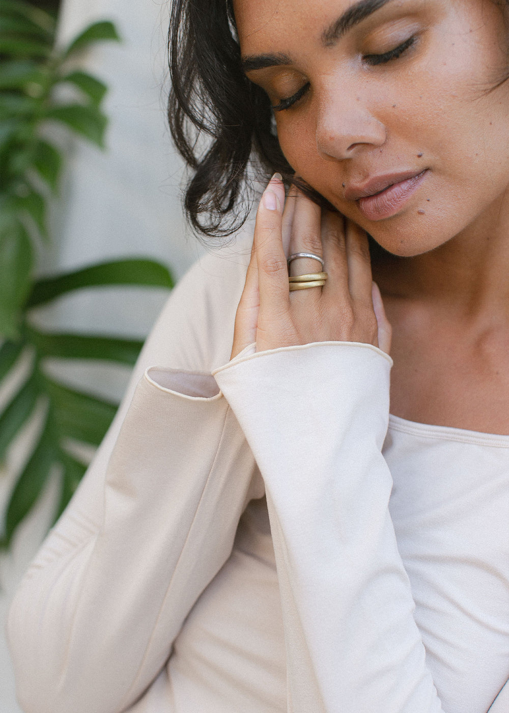 Kristin is wearing size M/L. Height 177cm (5.8”), Bust 87cm (34.2”), Waist 74cm (29”), Hips 94cm (37”)  | Size M/L