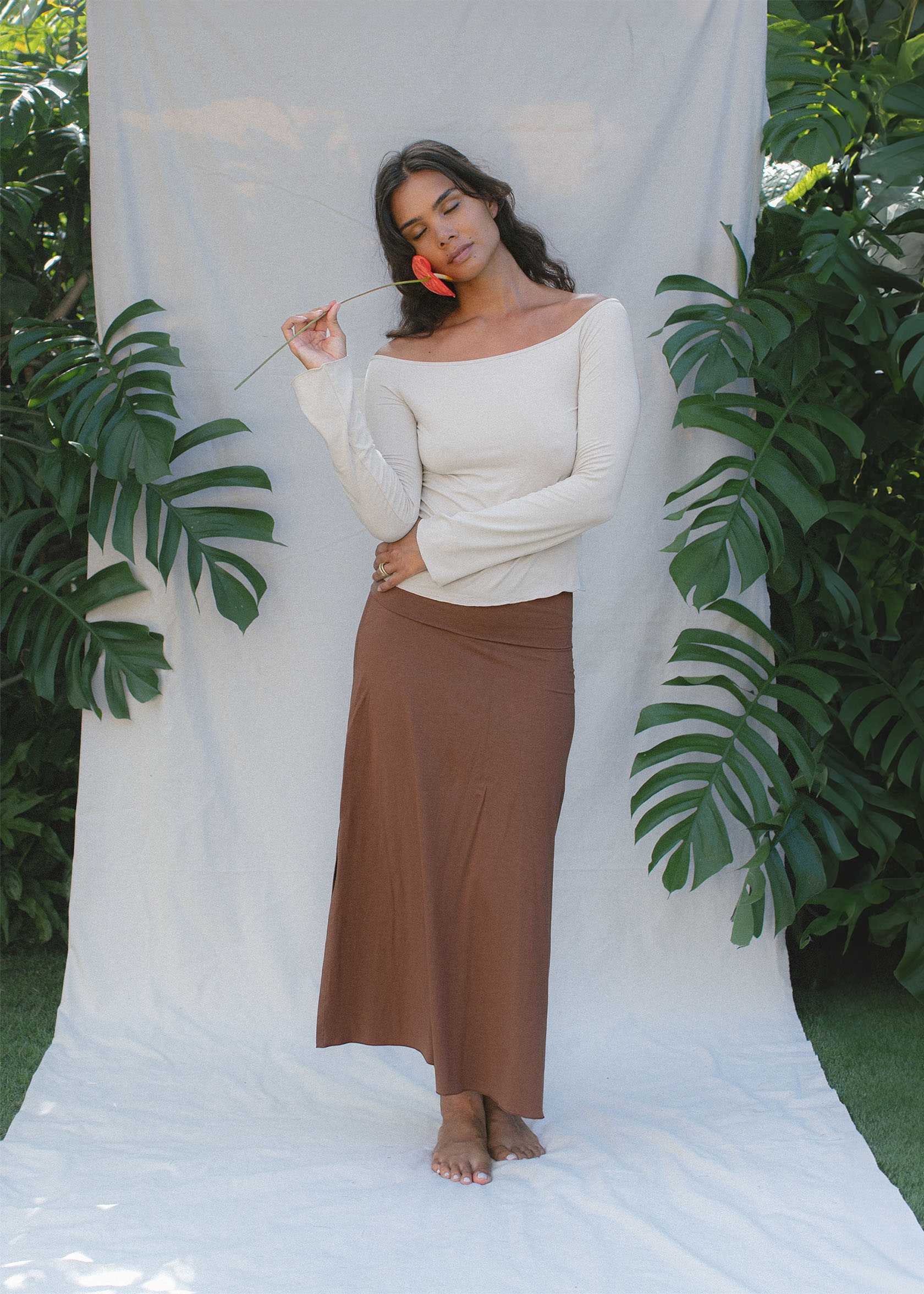 Kristin is wearing size M/L. Height 177cm (5.8”), Bust 87cm (34.2”), Waist 74cm (29”), Hips 94cm (37”)  | Size M/L