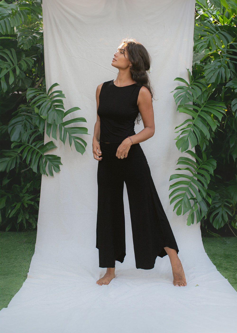 Kristin is wearing size M/L. Height 177cm (5.8”), Bust 87cm (34.2”), Waist 74cm (29”), Hips 94cm (37”)  | Size M/L