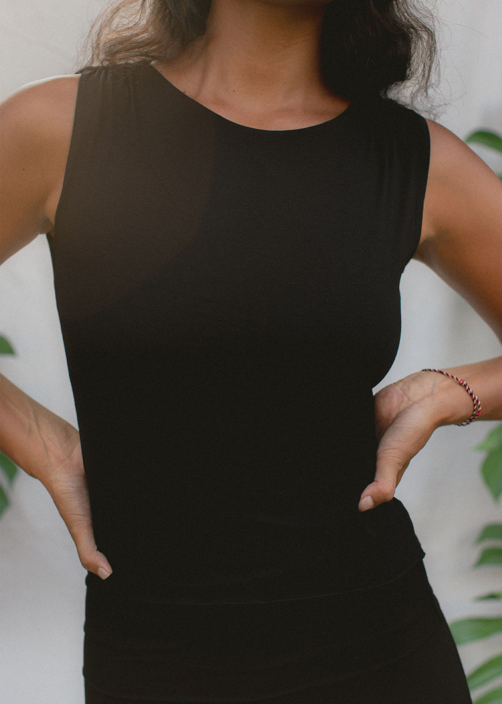 Kristin is wearing size M/L. Height 177cm (5.8”), Bust 87cm (34.2”), Waist 74cm (29”), Hips 94cm (37”)  | Size M/L