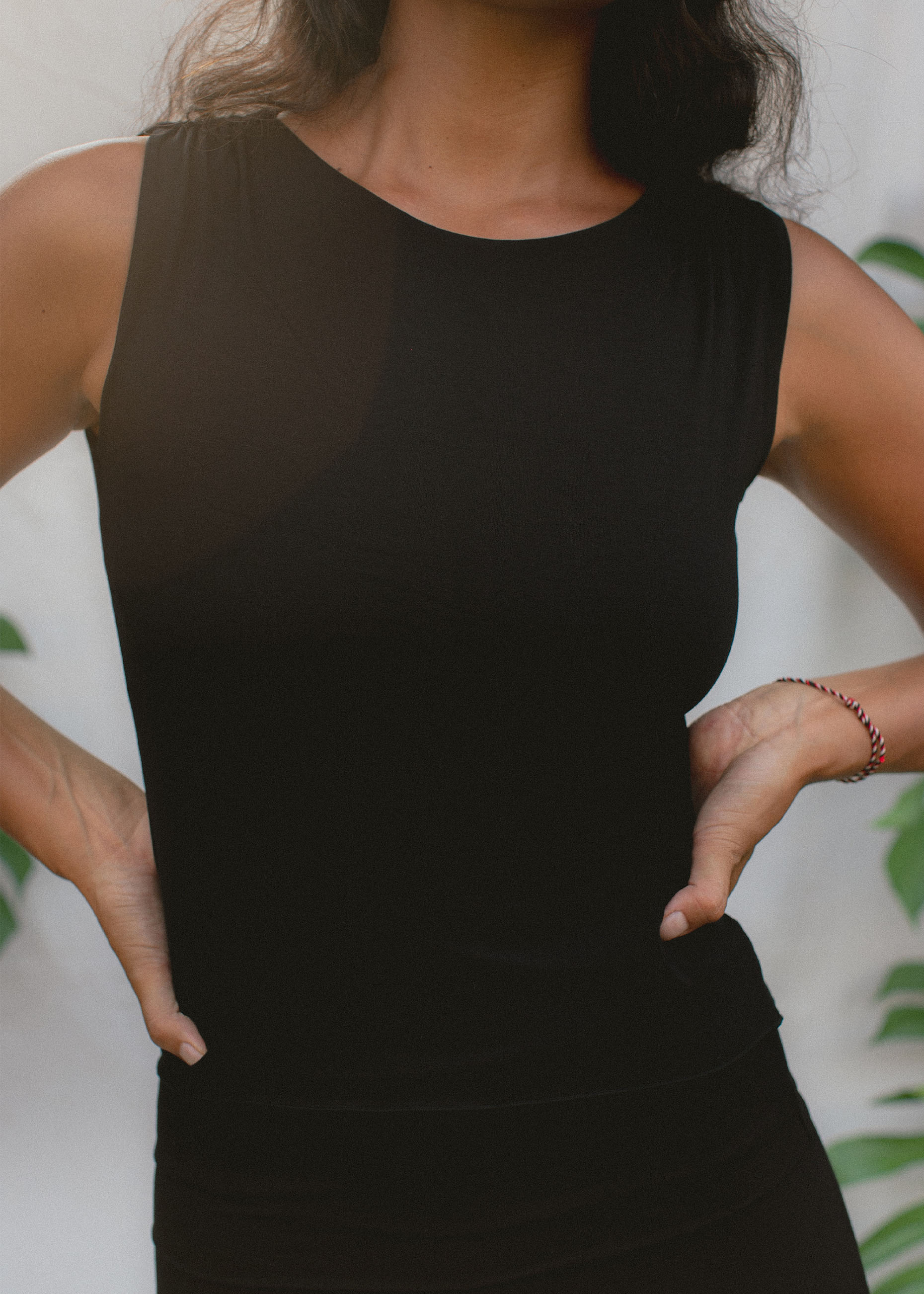 Kristin is wearing size M/L. Height 177cm (5.8”), Bust 87cm (34.2”), Waist 74cm (29”), Hips 94cm (37”)  | Size M/L