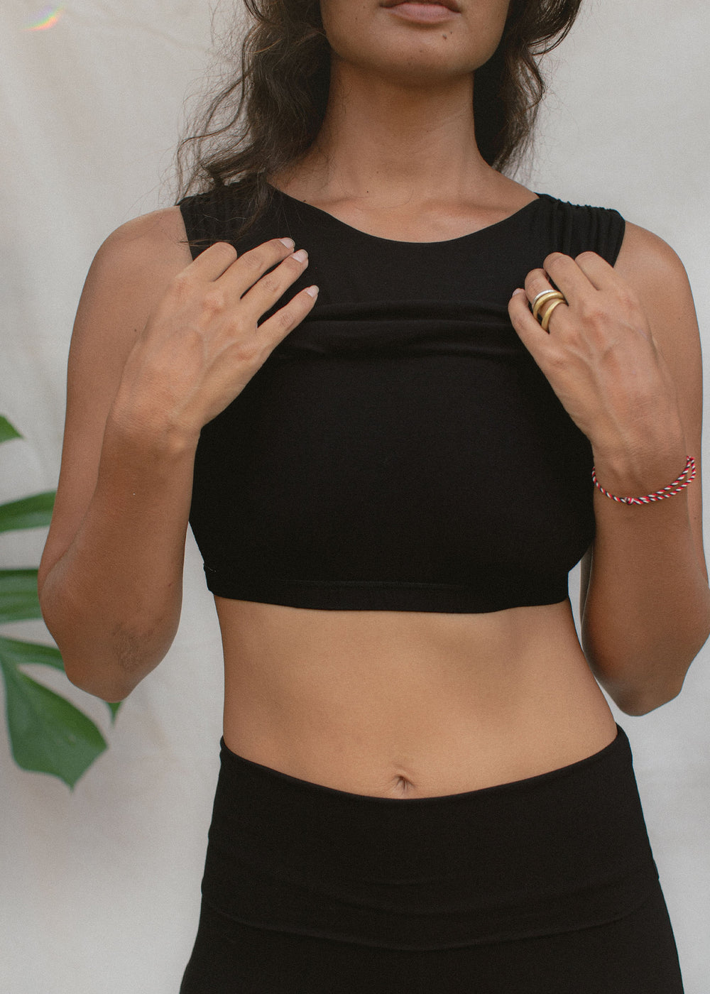 Kristin is wearing size M/L. Height 177cm (5.8”), Bust 87cm (34.2”), Waist 74cm (29”), Hips 94cm (37”)  | Size M/L