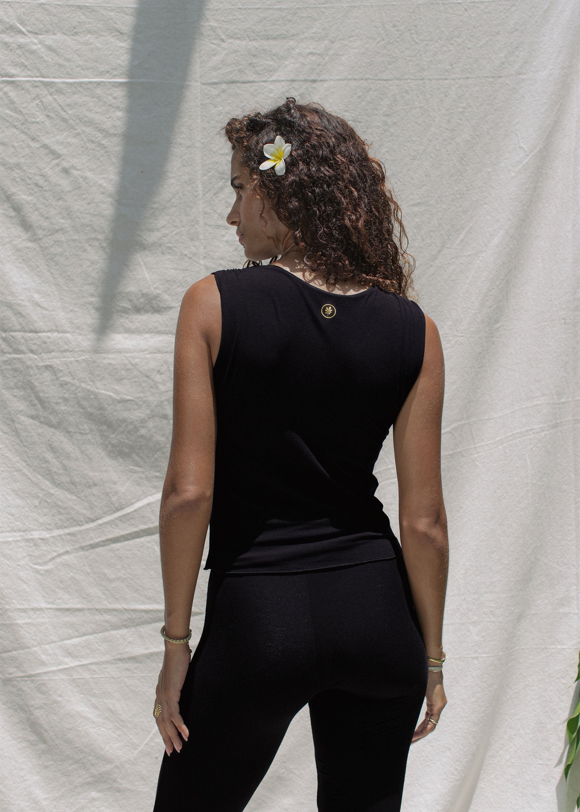 Nissia is wearing size XS/S. Height 172cm (5.6”), Bust 85cm (33.4”), Waist 61cm (24”), Hips 89cm (35”) | Size XS/S