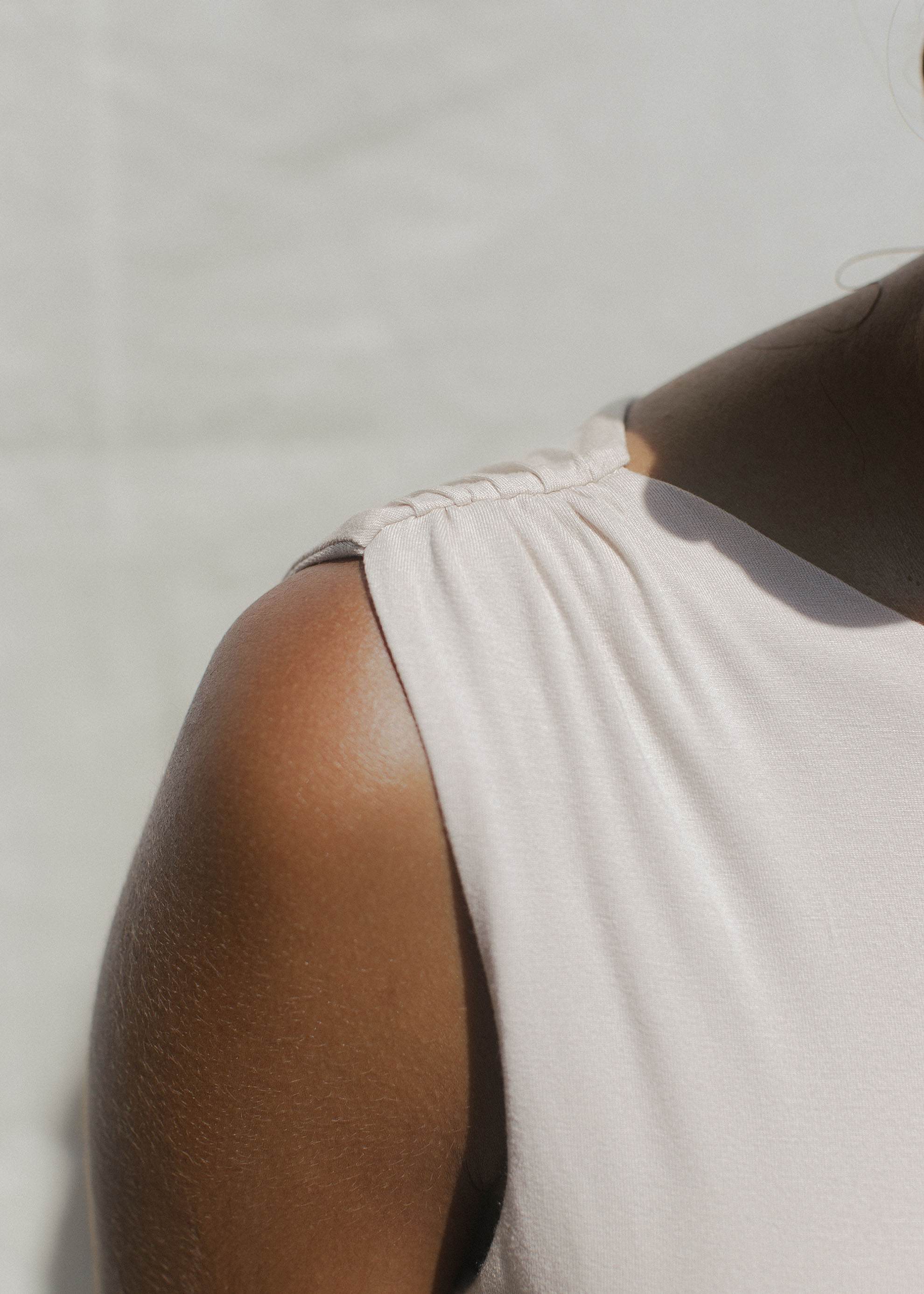 Nissia is wearing size XS/S. Height 172cm (5.6”), Bust 85cm (33.4”), Waist 61cm (24”), Hips 89cm (35”) | Size XS/S