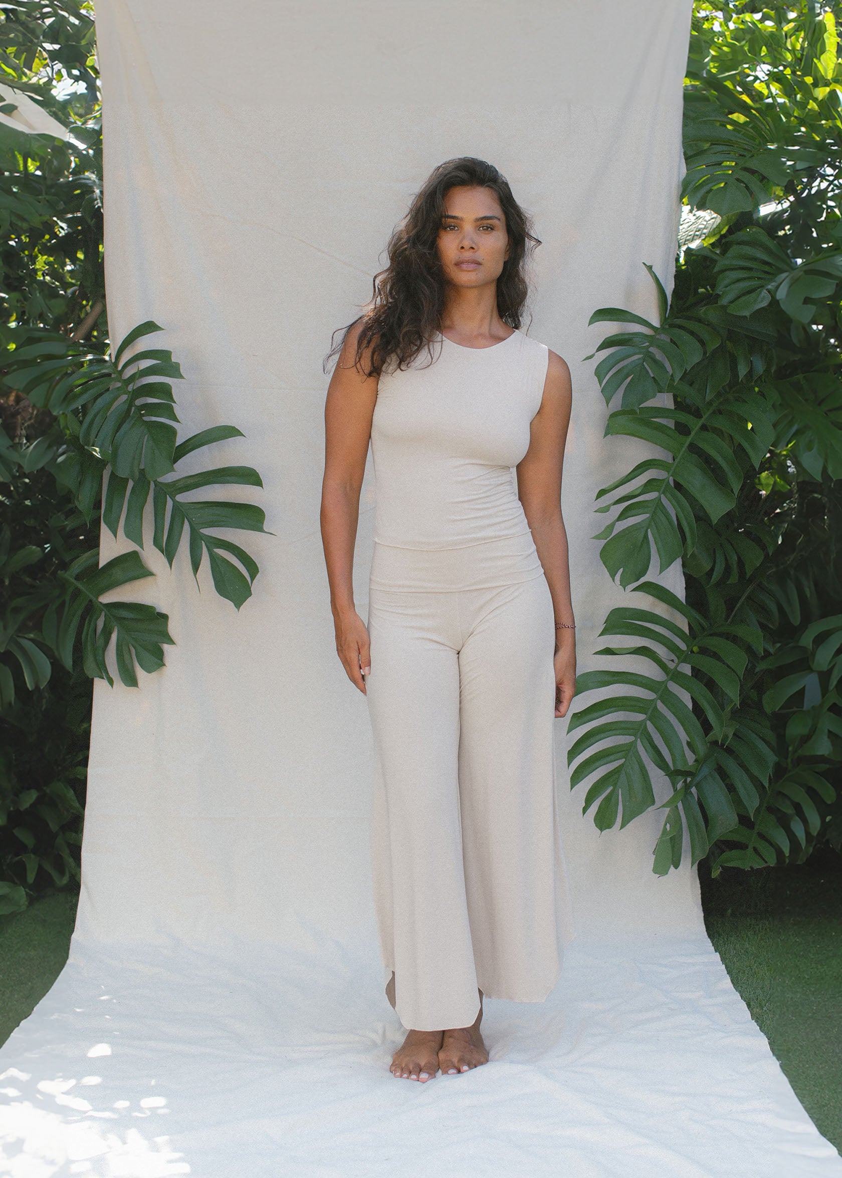 Kristin is wearing size M/L. Height 177cm (5.8”), Bust 87cm (34.2”), Waist 74cm (29”), Hips 94cm (37”)  | Size M/L