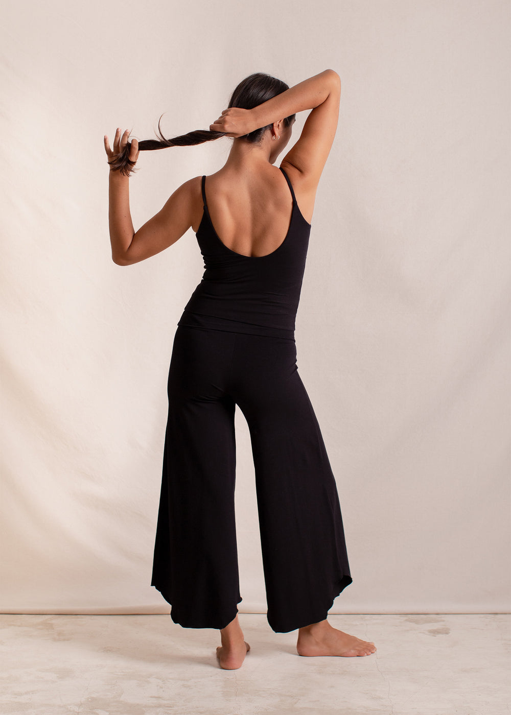 Eva wears size M. Height 174cm (5.7”), Bust 83cm (32.7”), Waist 69cm (27.2”), Hips 96cm (37.8”) | Size M