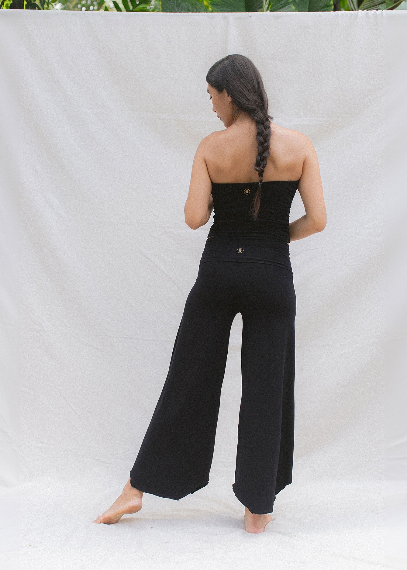 Eva wears size M. Height 174cm (5.7”), Bust 83cm (32.7”), Waist 69cm (27.2”), Hips 96cm (37.8”) | Size M