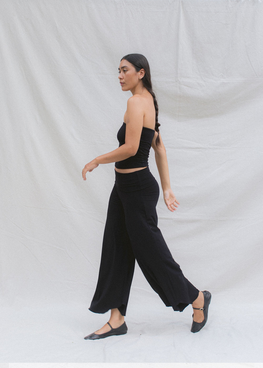 Eva wears size M. Height 174cm (5.7”), Bust 83cm (32.7”), Waist 69cm (27.2”), Hips 96cm (37.8”) | Size M