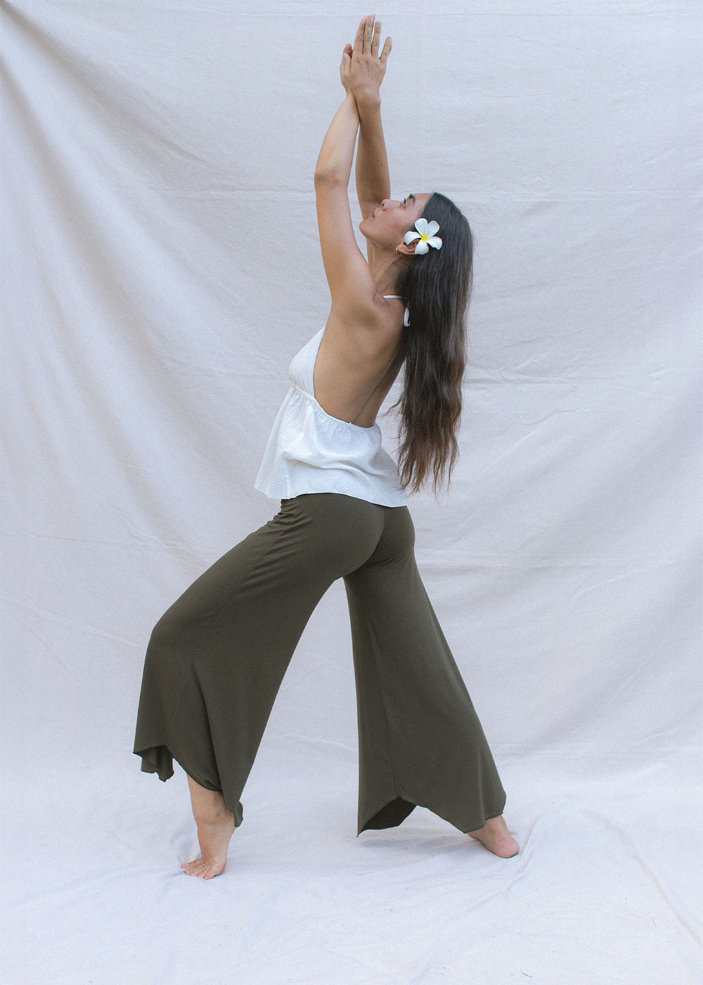 Eva wears size M. Height 174cm (5.7”), Bust 83cm (32.7”), Waist 69cm (27.2”), Hips 96cm (37.8”) | Size M