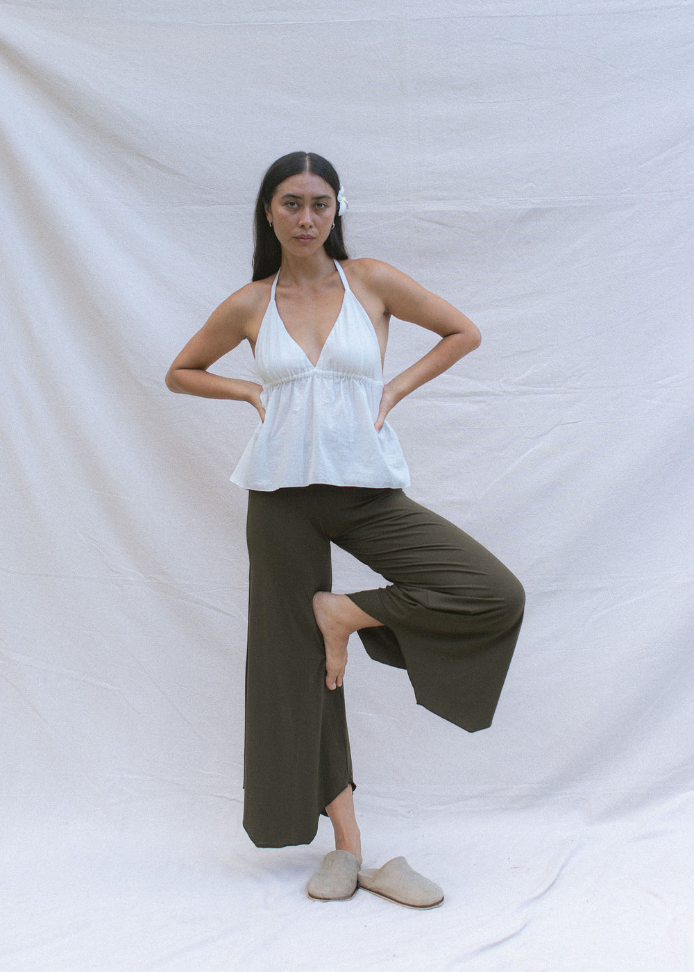 Eva wears size M. Height 174cm (5.7”), Bust 83cm (32.7”), Waist 69cm (27.2”), Hips 96cm (37.8”) | Size M