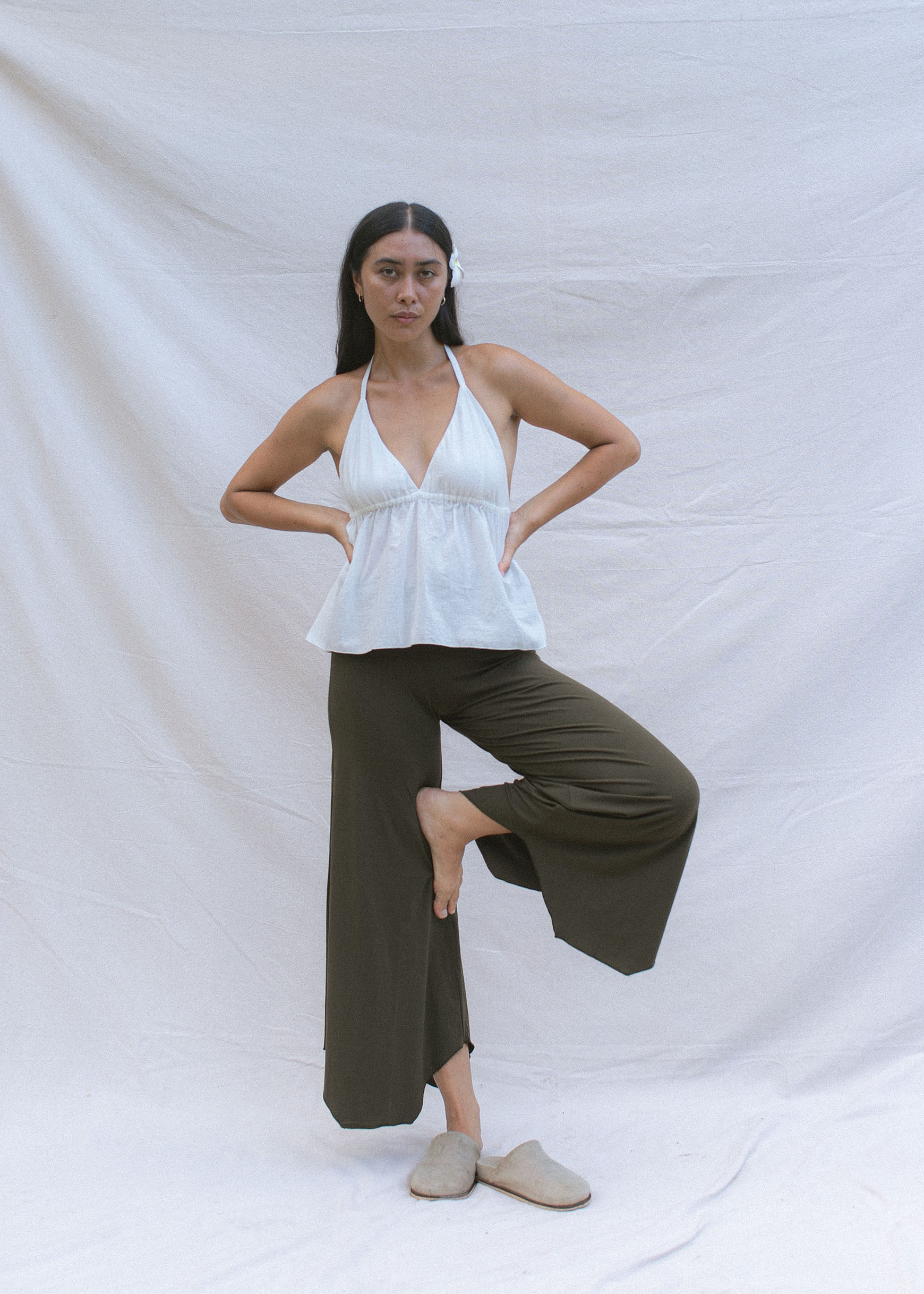 Eva wears size M. Height 174cm (5.7”), Bust 83cm (32.7”), Waist 69cm (27.2”), Hips 96cm (37.8”) | Size M