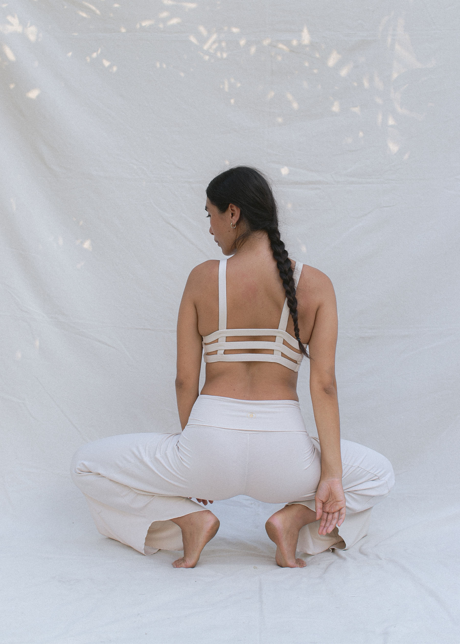 Eva wears size M. Height 174cm (5.7”), Bust 83cm (32.7”), Waist 69cm (27.2”), Hips 96cm (37.8”) | Size M