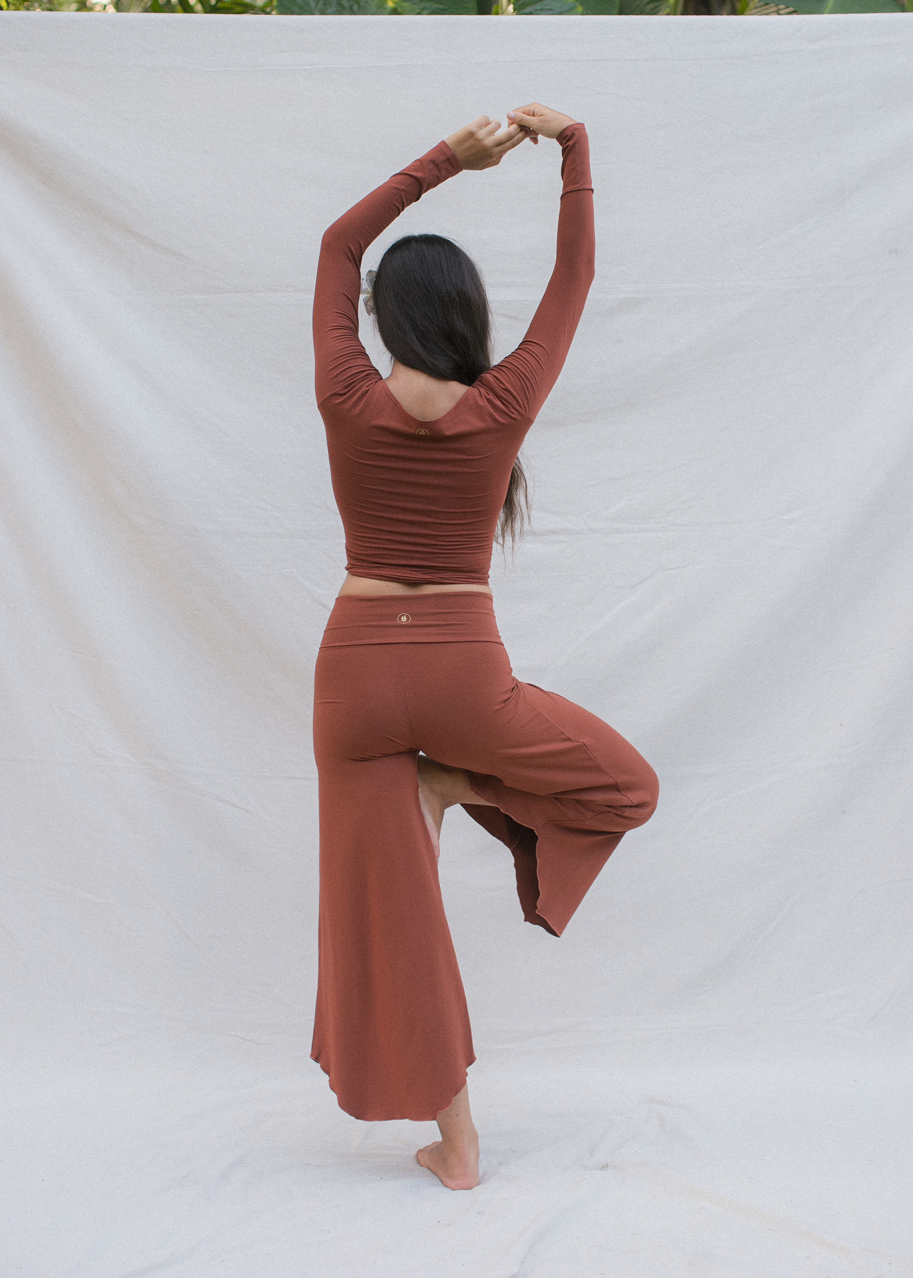 Eva wears size M. Height 174cm (5.7”), Bust 83cm (32.7”), Waist 69cm (27.2”), Hips 96cm (37.8”) | Size M