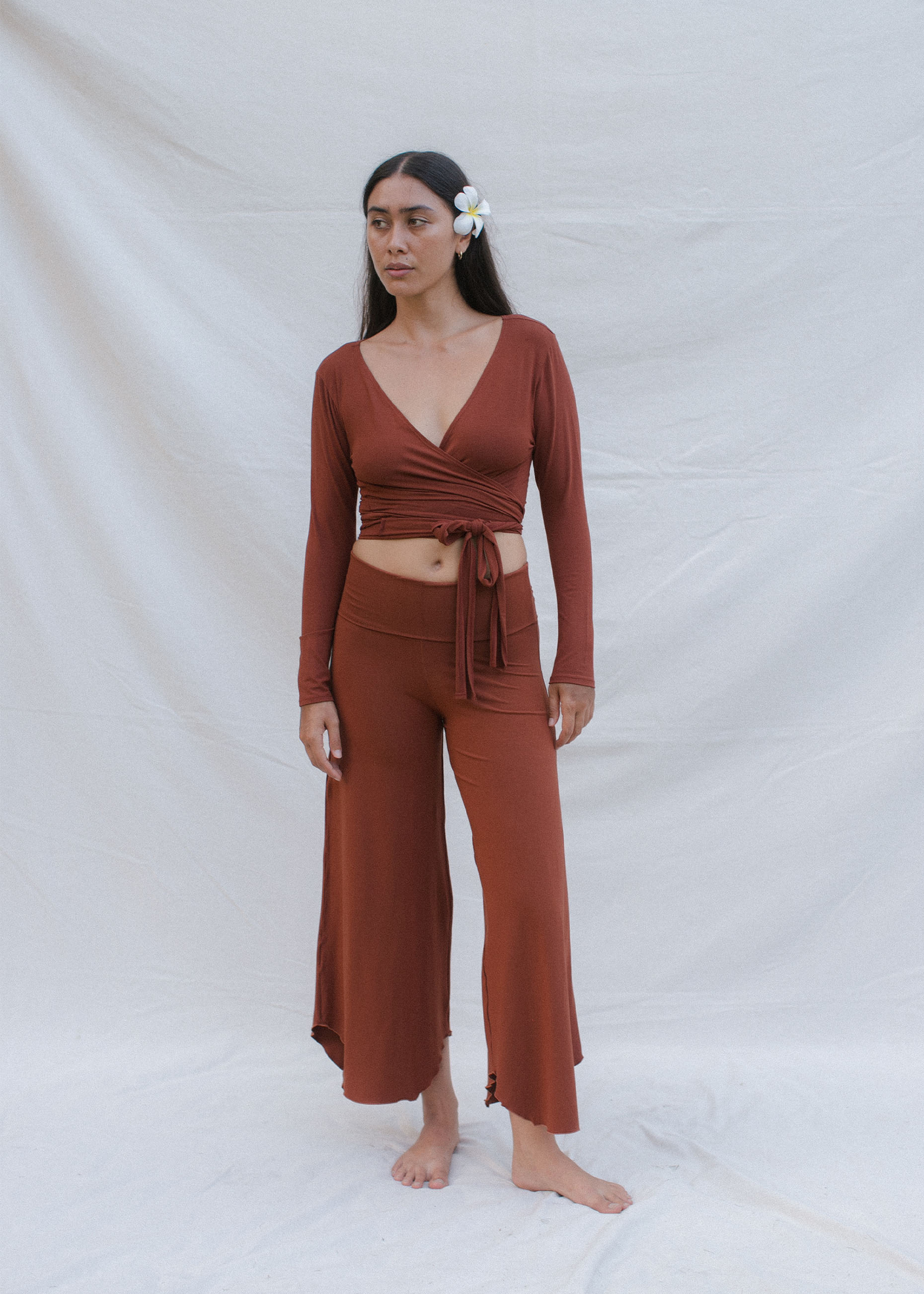 Eva wears size M. Height 174cm (5.7”), Bust 83cm (32.7”), Waist 69cm (27.2”), Hips 96cm (37.8”) | Size M