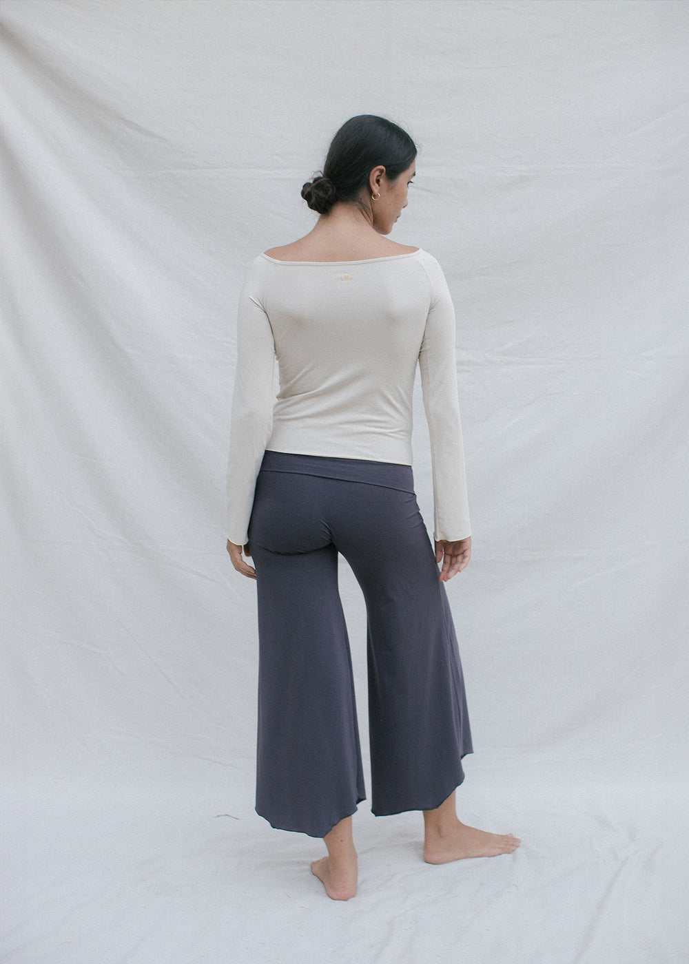 Eva wears size M/L. Height 174cm (5.7”), Bust 83cm (32.7”), Waist 69cm (27.2”), Hips 96cm (37.8”) | Size M/L