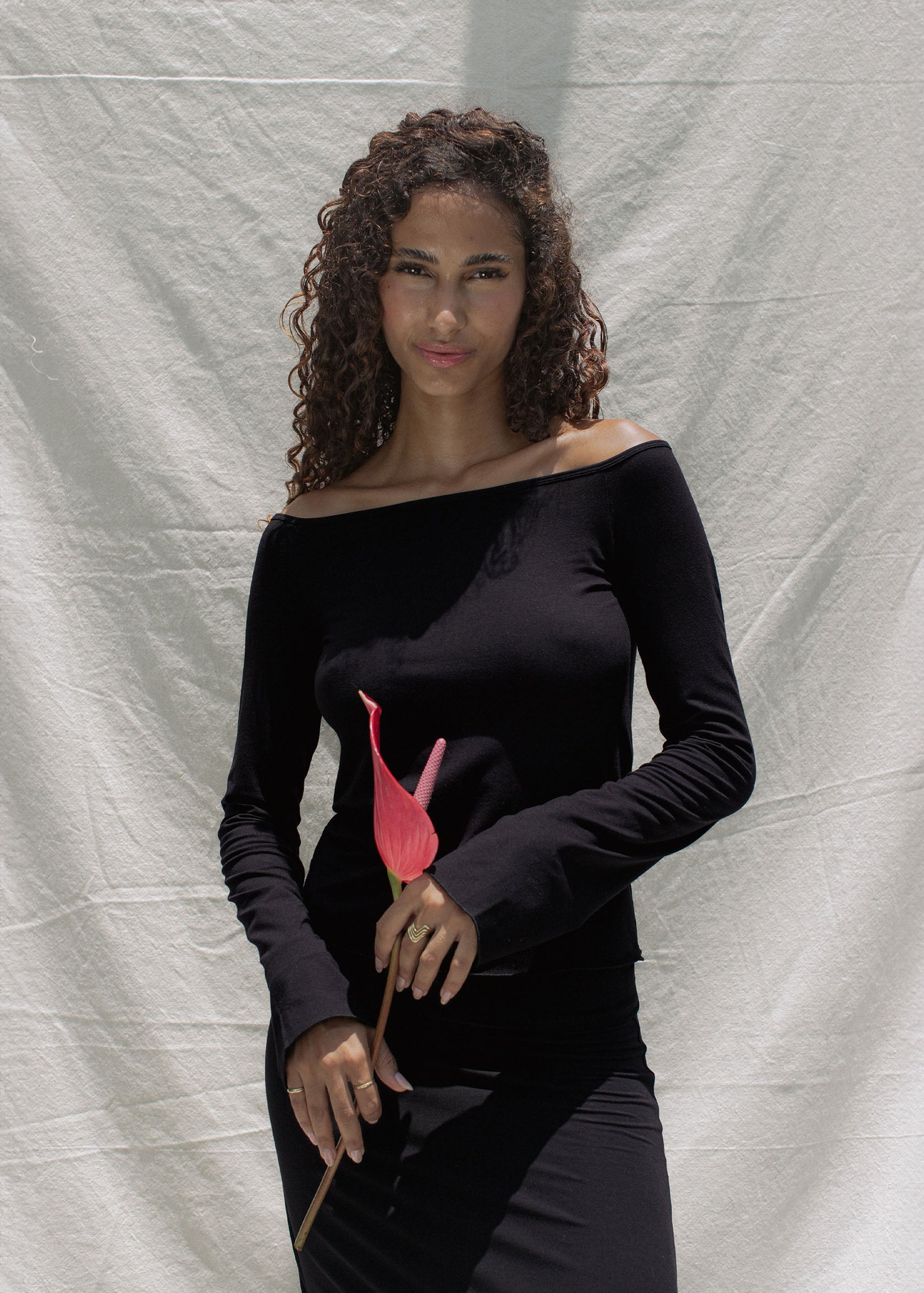 Nissia is wearing size XS/S. Height 172cm (5.6”), Bust 85cm (33.4”), Waist 61cm (24”), Hips 89cm (35”) | Size XS/S