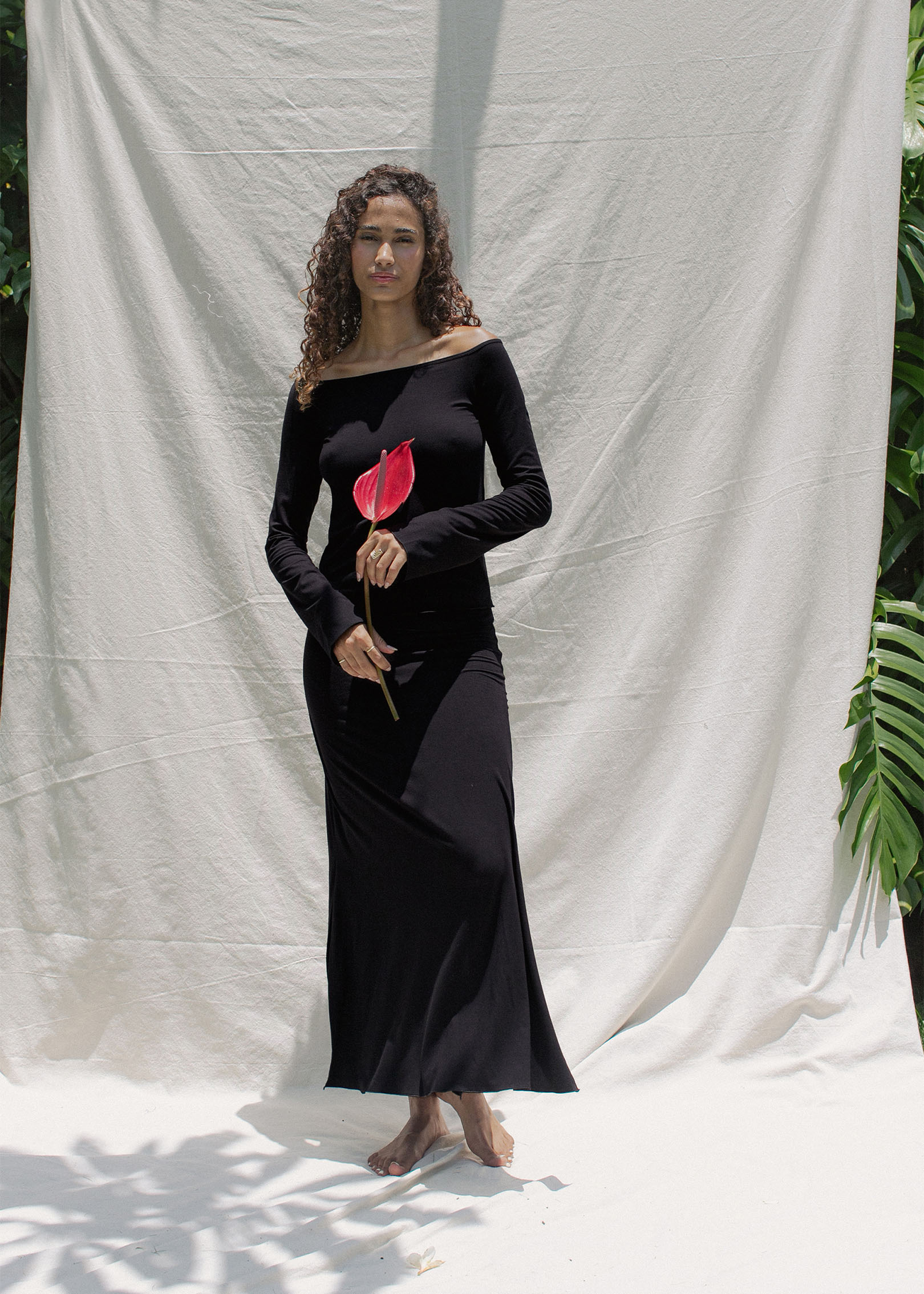 Nissia is wearing size XS/S. Height 172cm (5.6”), Bust 85cm (33.4”), Waist 61cm (24”), Hips 89cm (35”) | Size XS/S