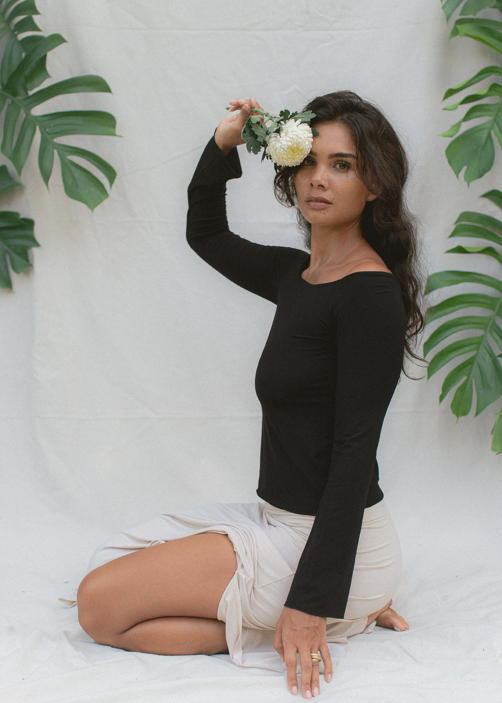 Kristin is wearing size M/L. Height 177cm (5.8”), Bust 87cm (34.2”), Waist 74cm (29”), Hips 94cm (37”)  | Size M/L