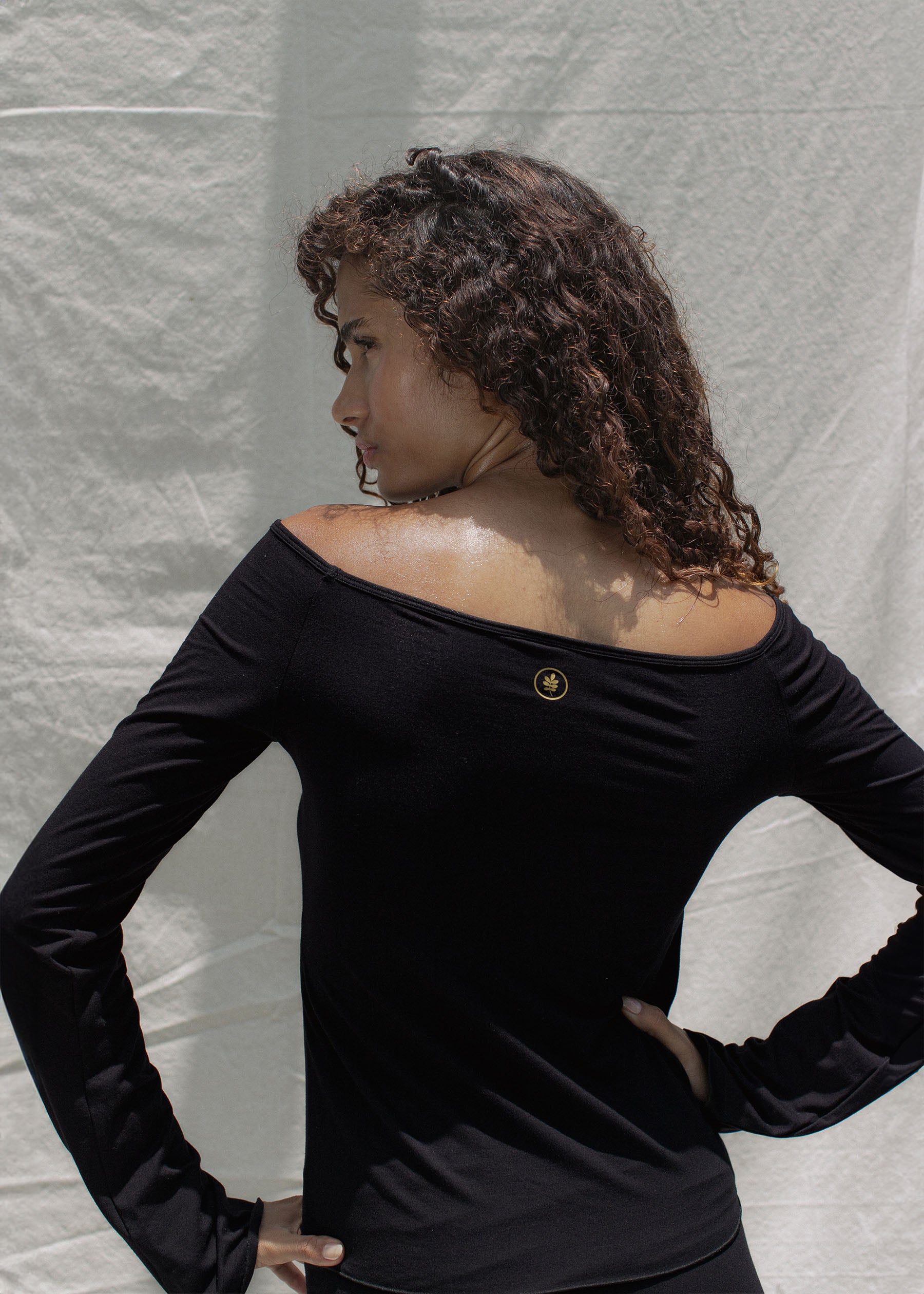 Nissia is wearing size XS/S. Height 172cm (5.6”), Bust 85cm (33.4”), Waist 61cm (24”), Hips 89cm (35”) | Size XS/S