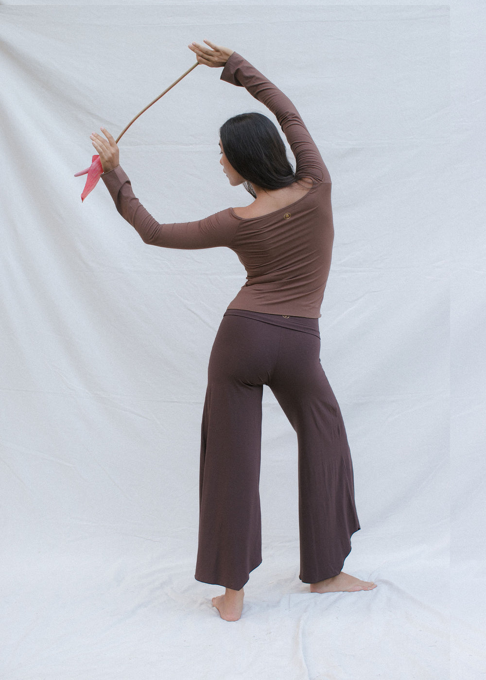 Eva wears size M/L. Height 174cm (5.7”), Bust 83cm (32.7”), Waist 69cm (27.2”), Hips 96cm (37.8”) | Size M/L