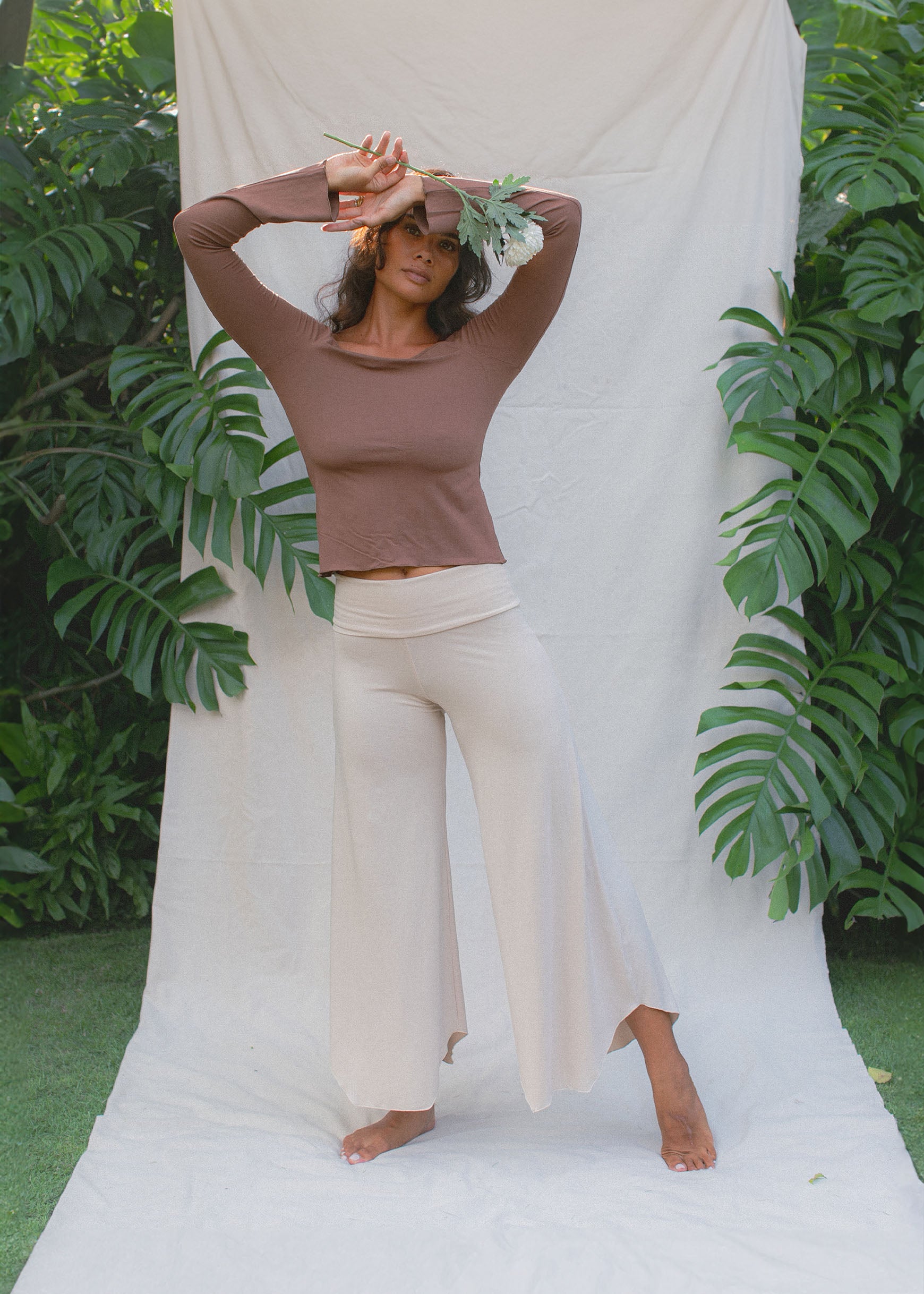 Kristin is wearing size M/L. Height 177cm (5.8”), Bust 87cm (34.2”), Waist 74cm (29”), Hips 94cm (37”)  | Size M/L