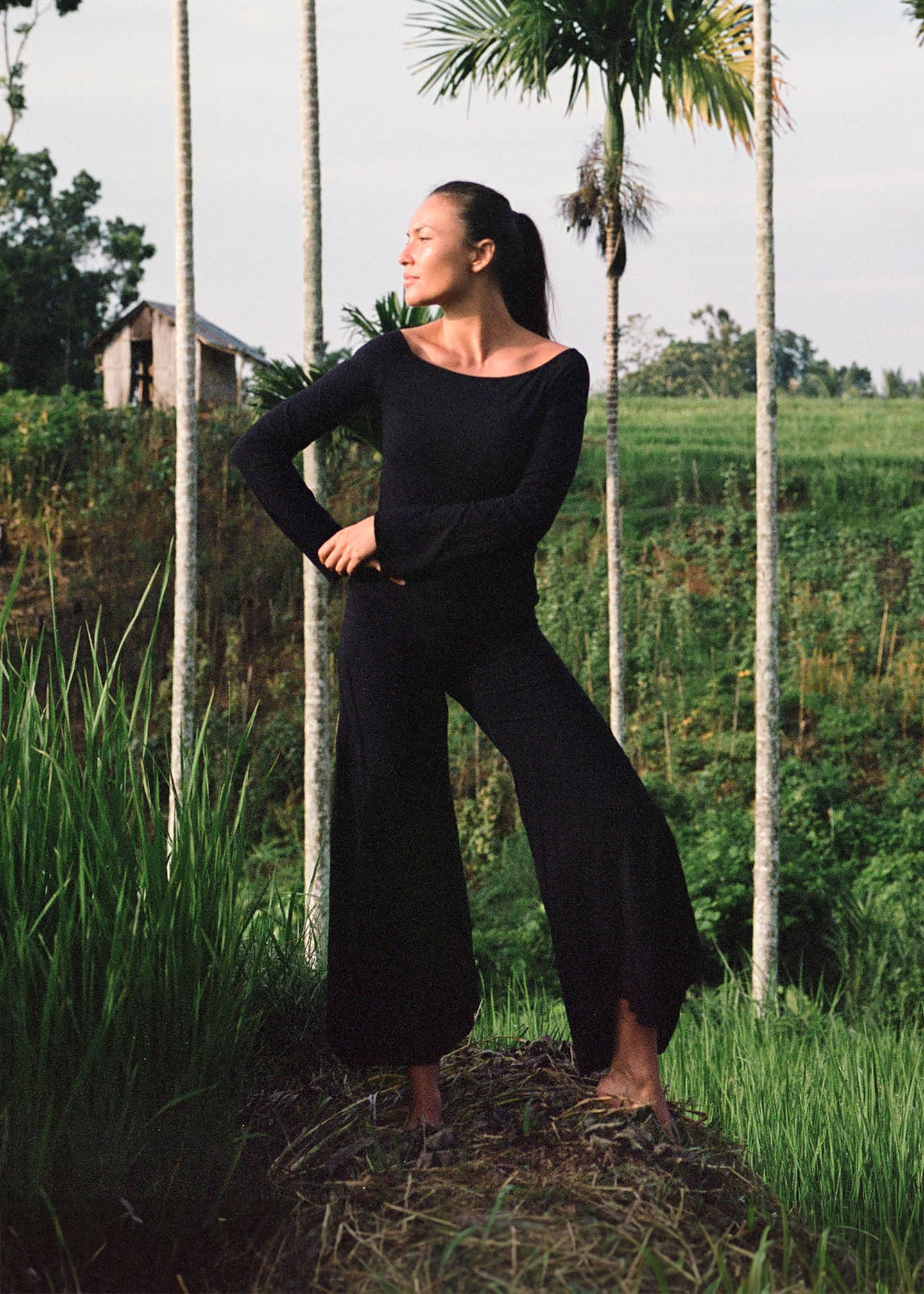 Julia is wearing size XS/S. Height 166cm (5.5”), Bust 88cm (34.6”), Waist 68cm (26.7”), Hips 90cm (35.4”)  | Size XS/S