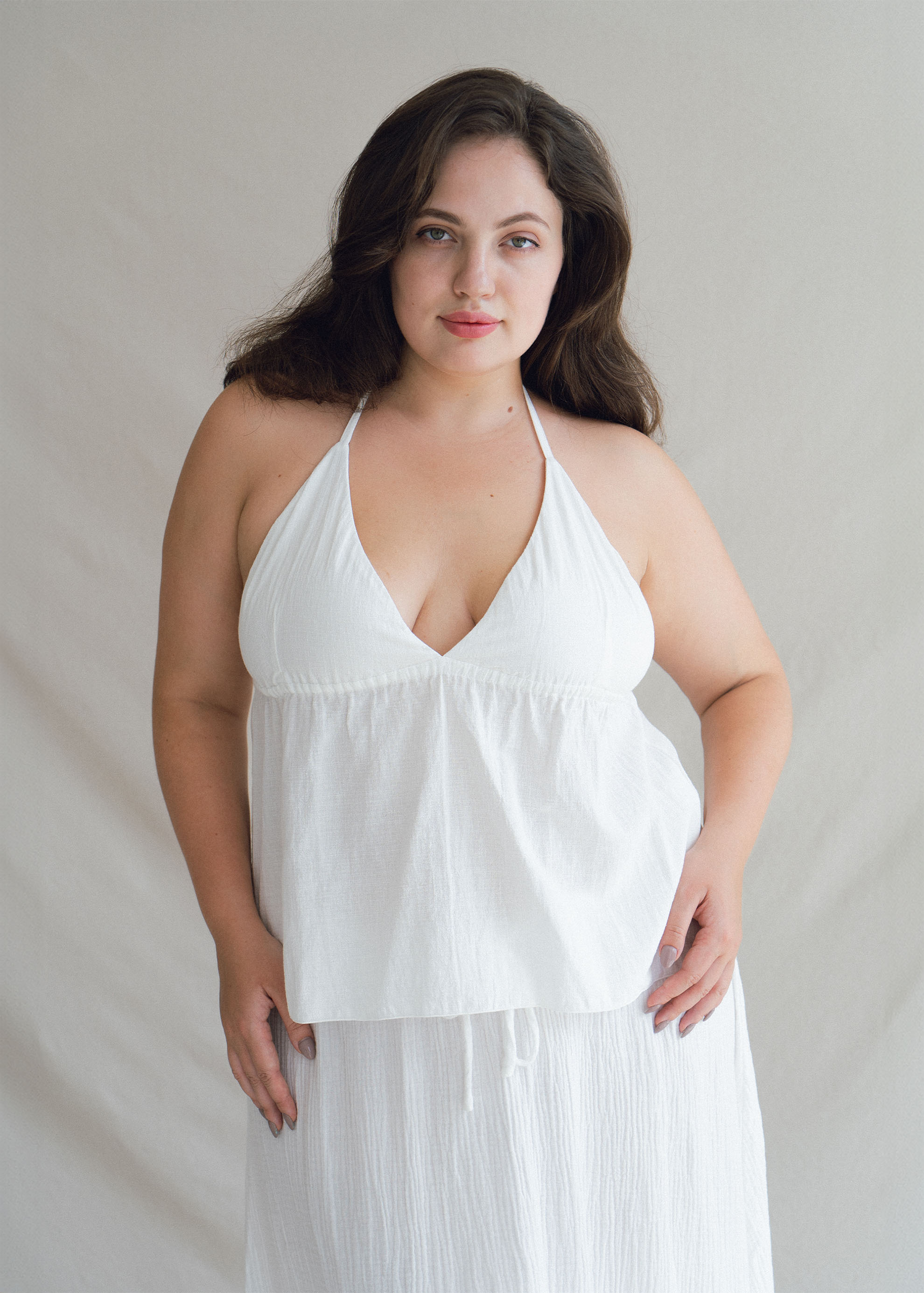Alena wears size XL/XXL. Height 172cm (5.6”), Bust 109cm (43”), Waist 90cm (35.4”), Hips 120cm (47.3”) | Size XL/XXL