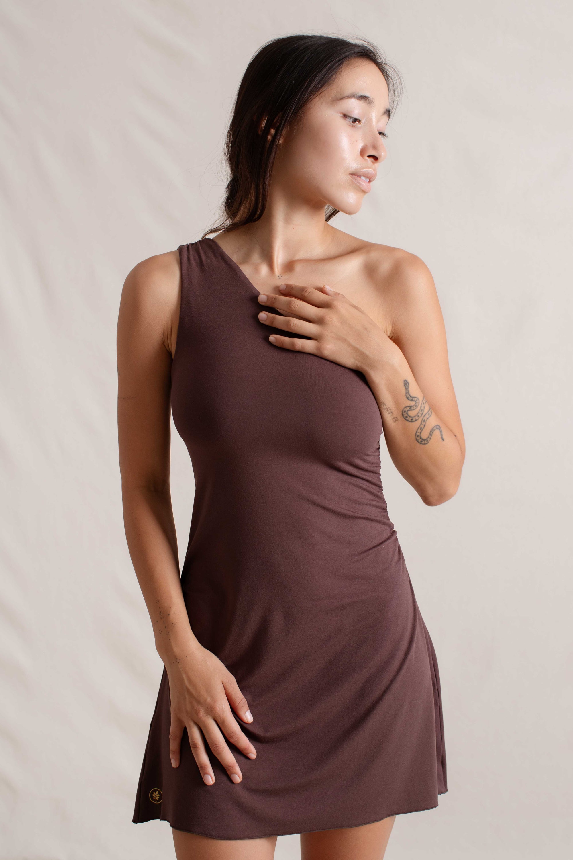 Hitomi is wearing size XS/S. Bust: 81cm (32”), Waist: 61cm (24”), Hips: 91.4cm (36”), Height 168cm (5.5”). | Size XS/S