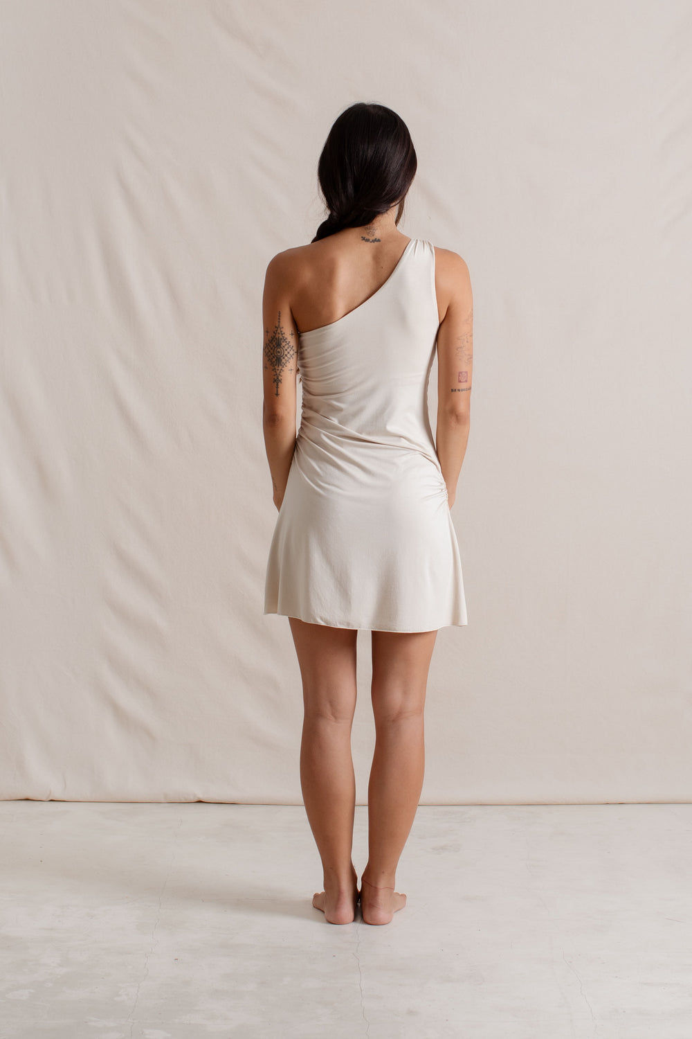 Hitomi is wearing size XS/S. Bust: 81cm (32”), Waist: 61cm (24”), Hips: 91.4cm (36”), Height 168cm (5.5”). | Size XS/S